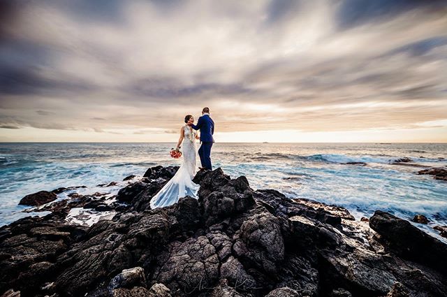 Been awhile!! I&rsquo;m back on here and I&rsquo;m going to be throwing photos up here a lot!!! Hope everyone is having a great weekend!!
@epicislandweddings 
@beautyluxsalonhawaii 
@hawaiisav .
.
.

#hawaii #sunset #sunsetwedding  #hawaiiphotographe