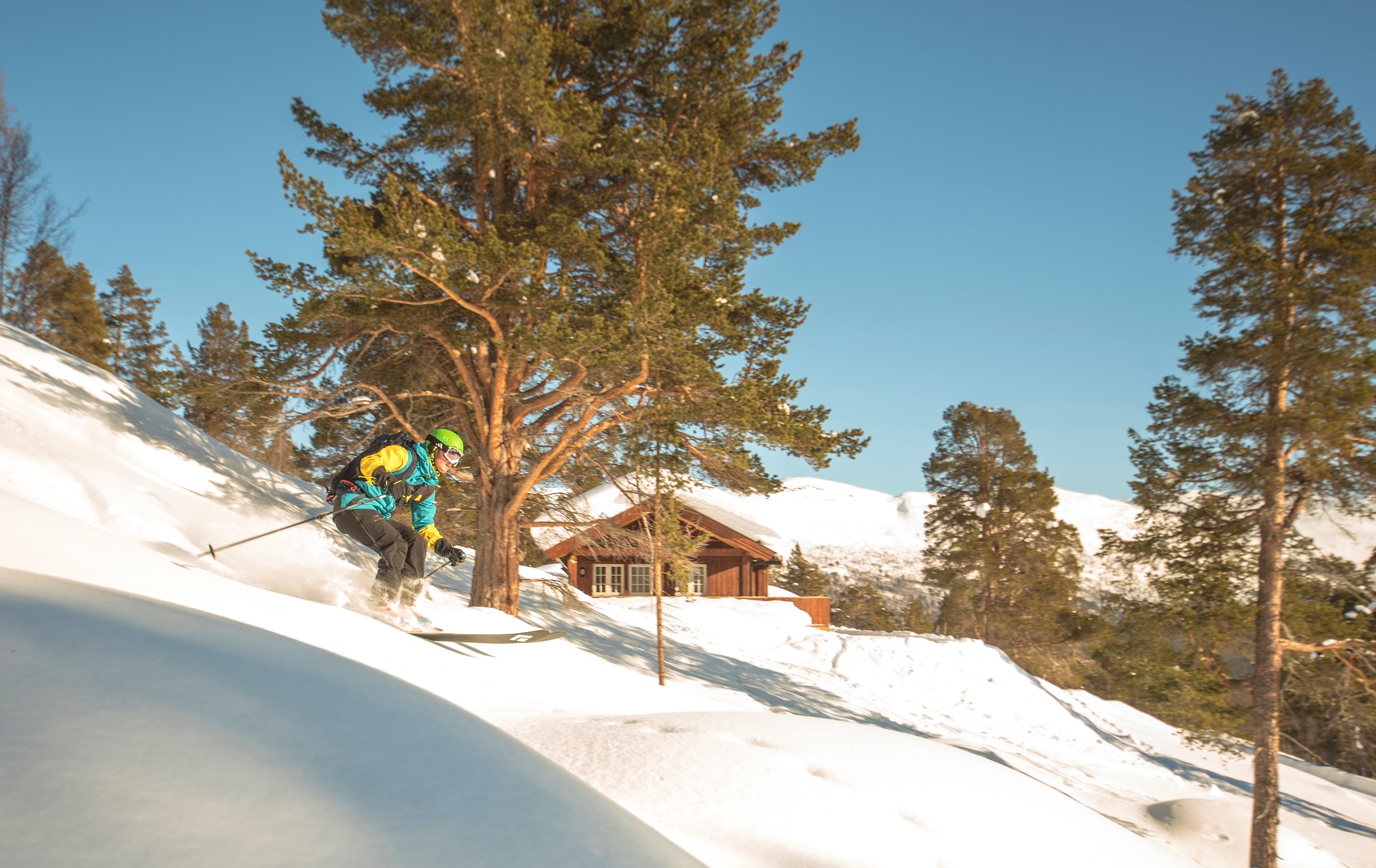 Billingen hyttegrend hytte med skiløper.jpg