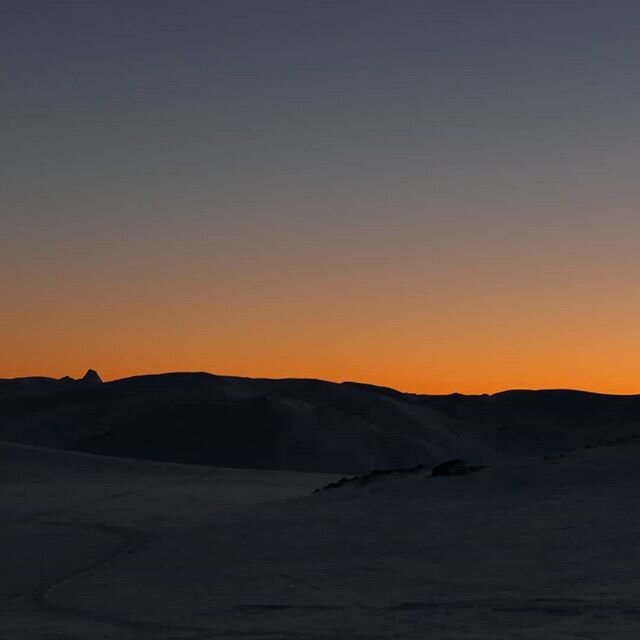 V&aring;rstemning p&aring; Sottj&oslash;nnen. Sottj&oslash;nnabua har f&aring;tt ny tak, og er klar for nye vinterstormar. 🌨👍 Flotte omgjevnadar med Hol&aring;tindane, Gjelh&oslash;e, Tundradalskyrkja, Tverr&aring;dalskyrkja og Lodalsk&aring;pa.  #