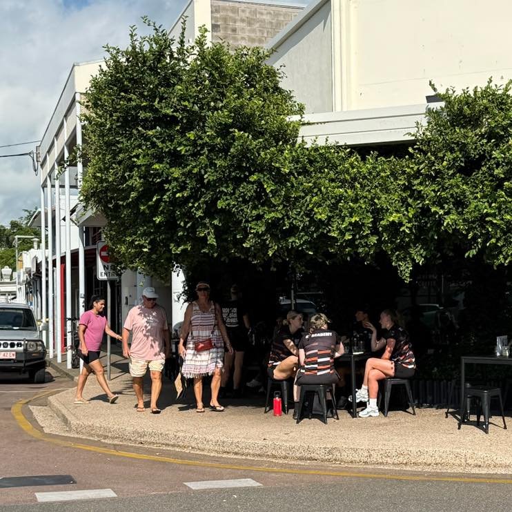 Laneway and friends from 7:30am 🖤