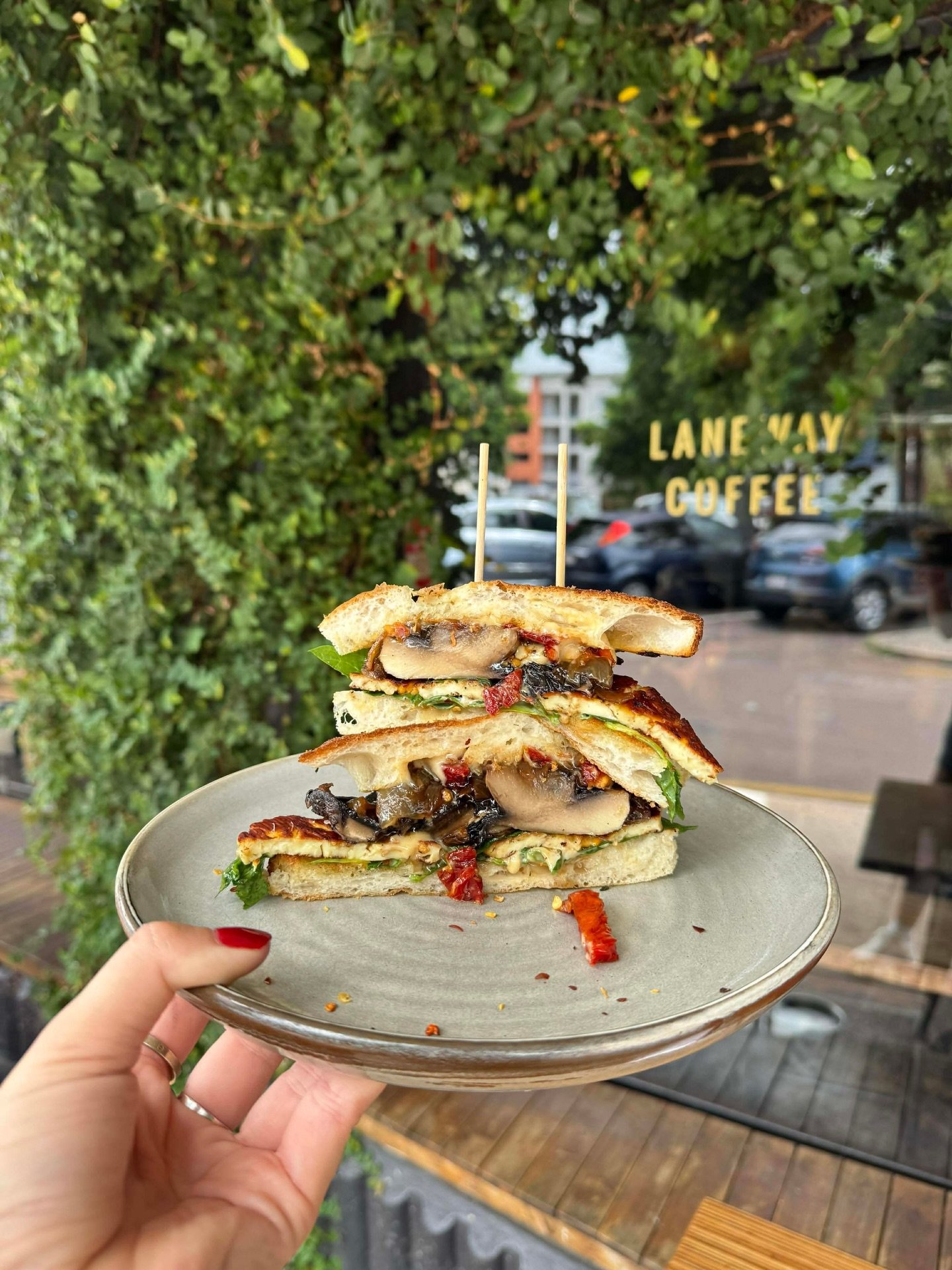 Focaccia of the day looking kinda iconic.
Portobello mushroom
Grilled halloumi
Hot honey mustard drip.