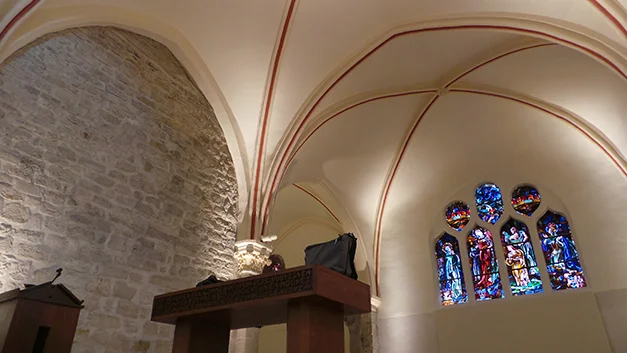 EGLISE SAINT REMI | MAISONS-ALFORT Rénovation intérieure Après avoir réhabilité l’extérieur et les abords de l’église Saint-Rémi, la mairie, propriétaire du bâtiment, souhaitait achever la rénovation de cette ancienne église paroissiale dont certaines parties datent du moyen-âge. Le bâti n’était plus suffisamment adapté aux nouveaux besoins, aux différents usages et aux nouvelles réglementations constructives (accessibilité des personnes à mobilité réduites, électriques, sécurité incendie…). L’étude et les travaux ont porté sur : la réfection des enduits, la mise aux normes les installations existantes (réseaux, chaudière, sécurité incendie), le renforcement de la tribune de l'orgue, le changement de certaines pierres de sol, la mise en valeur les objets de culte et de l’intérieur de l’église, le traitement qualitatif la lumière naturelle et artificielle, mais aussi l'acoustique de l’église.
