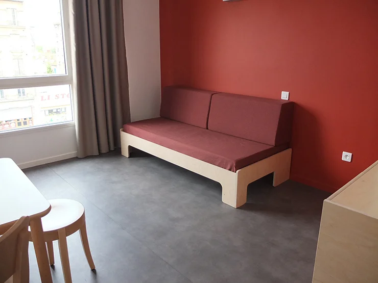 AMENAGEMENT D'UNE RESIDENCE | IVRY-SUR-SEINE Construction neuve Dans le cadre du projet de la construction d’une résidence intergénérationnelle située sur la ZAC du Plateau à Ivry-sur-Seine, IDF Habitat à confié au cabinet d’architecture FRa la construction d’un bâtiment de 3018m², composé de 77 logements. Résidétapes, gestionnaire de 38 logements «Jeunes actifs» a souhaité associer à l’équipe de maîtrise d’œuvre l’agence LDRP pour l’aménagement de ces appartements: 10 T1 de 19m² 22 T1’ de 22m² et 6 T1 bis de 32m². La première phase concernait l’analyse fonctionnelle des propositions de FRa et la définition des matériaux (revêtements de sol, signalétique, définition de la gamme chromatique, luminaires) en adéquation au budget. La seconde phase concernait l’aménagement même des studios avec la conception de plusieurs mobilier (canapé-lit, commode, banc porte-bagage) et des propositions de mobilier du commerce pour la table et les chaises.