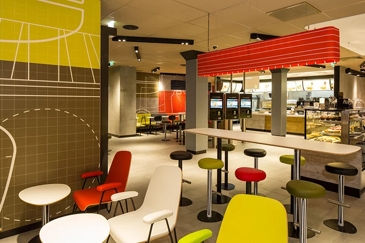 CONSEIL MCDONALD'S EUROPE | Interface designer/ fabricants Pour ce projet d’analyse et d’expertise, il s’agissait de mettre en adéquation les dessins du designer pour une nouvelle ligne de meubles au regard des contraintes techniques et réglementaires. L’étude portait sur l’ergonomie (ergonomie par rapport au type d’usage), la mobilité du mobilier dans l’espace (poids, impact sonore sur un matériaux), les contraintes mécaniques appliquées et leur résistance, les recommandations sur la résistance au feu du matériau, la qualité des finitions, des parties fragilisées par le dessin du mobilier, les sollicitations et habitudes des usagers, les usages du personnel. Pour cette mission, nous avons travaillé à partir des dessins de l’agence de design Archange et avec la collaboration de l’industriel DEXA.