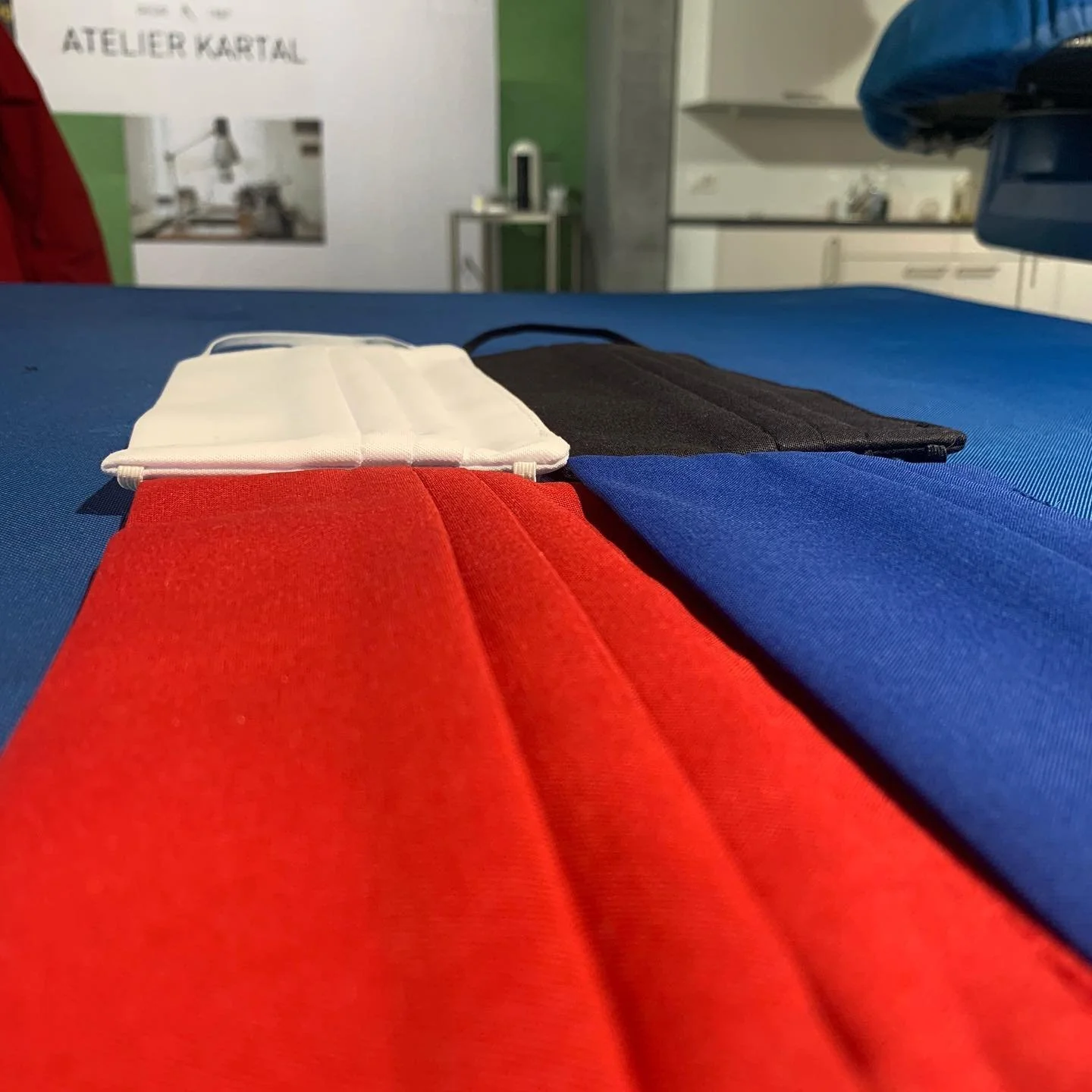 Nicht nur die Superhelden tragen Masken... Schütze auch du dich mit der Hygienemaske von 
@atelierkartal 
60 grad waschbar/ 2 lagen Stoff, 2 lagen Vlies/ swissmade/ &mdash;&mdash;&mdash;&mdash;&mdash;
@phibrowsantoinette