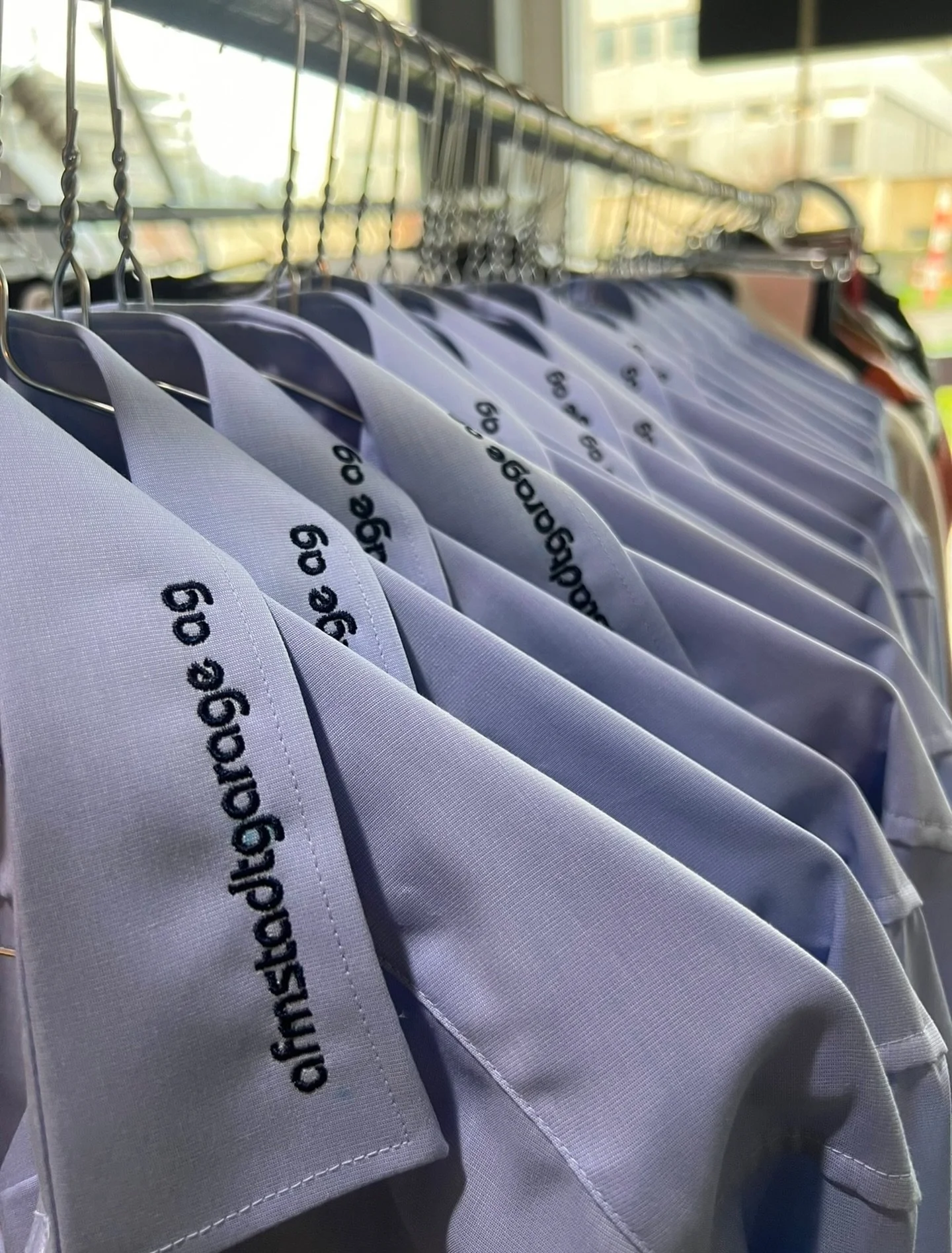 Diese Hemden durften wir f&uuml;r eine Firma besticken 👕✨
Saubere Arbeit, hochwertige Stickerei und perfekte Details.
Ihr seid auch eine Firma und m&ouml;chtet eure Kleidung besticken lassen?
Kein Problem &ndash; wir sind f&uuml;r euch da!
👉 Einfac