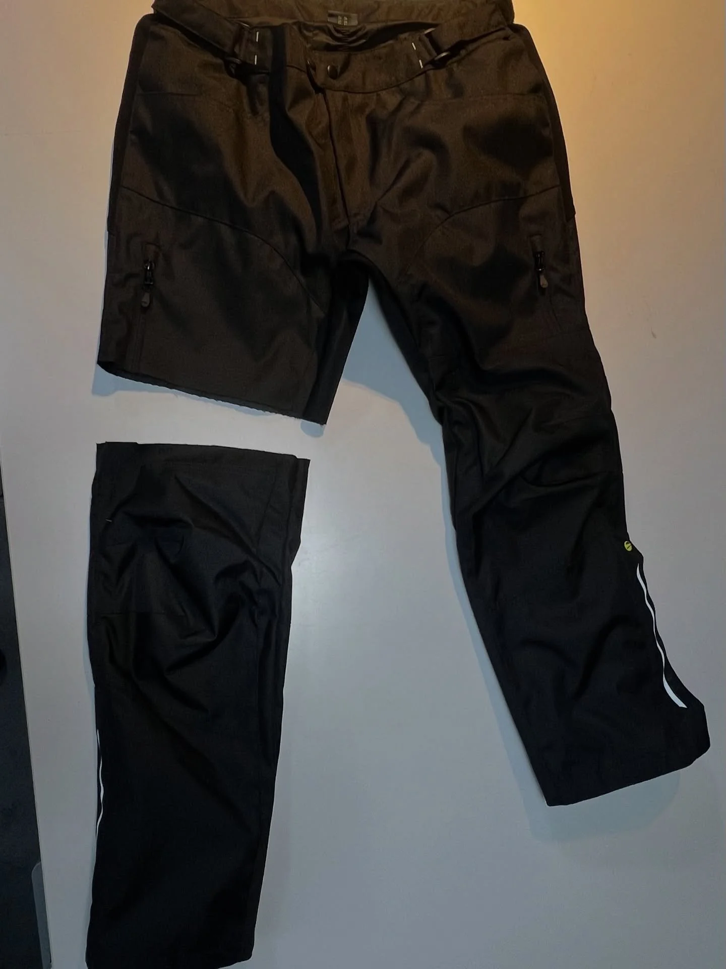 Zu lang gibt&rsquo;s bei mir nicht. 
Diese Motorradhose wurde oberhalb vom Knie gek&uuml;rzt &ndash; passgenau und bereit f&uuml;r die n&auml;chste Tour 
Individuelle Anpassungen jederzeit m&ouml;glich!