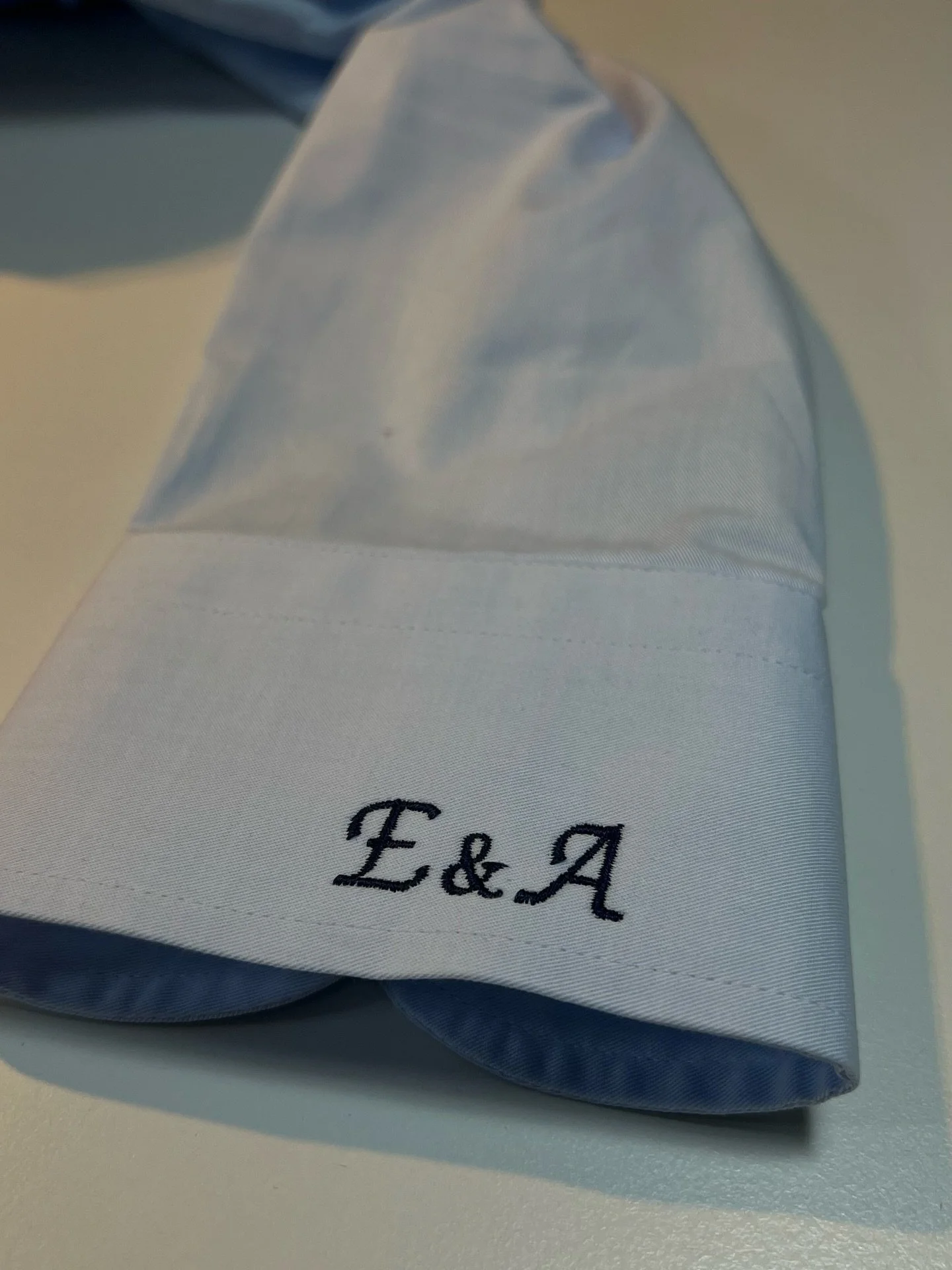 Manchmal sind es die kleinen Details, die den Unterschied machen.
Dieses Hemd bekommt durch die individuelle Stickerei an der Manschette seine ganz pers&ouml;nliche Note. Dezent. Stilvoll. Einzigartig.