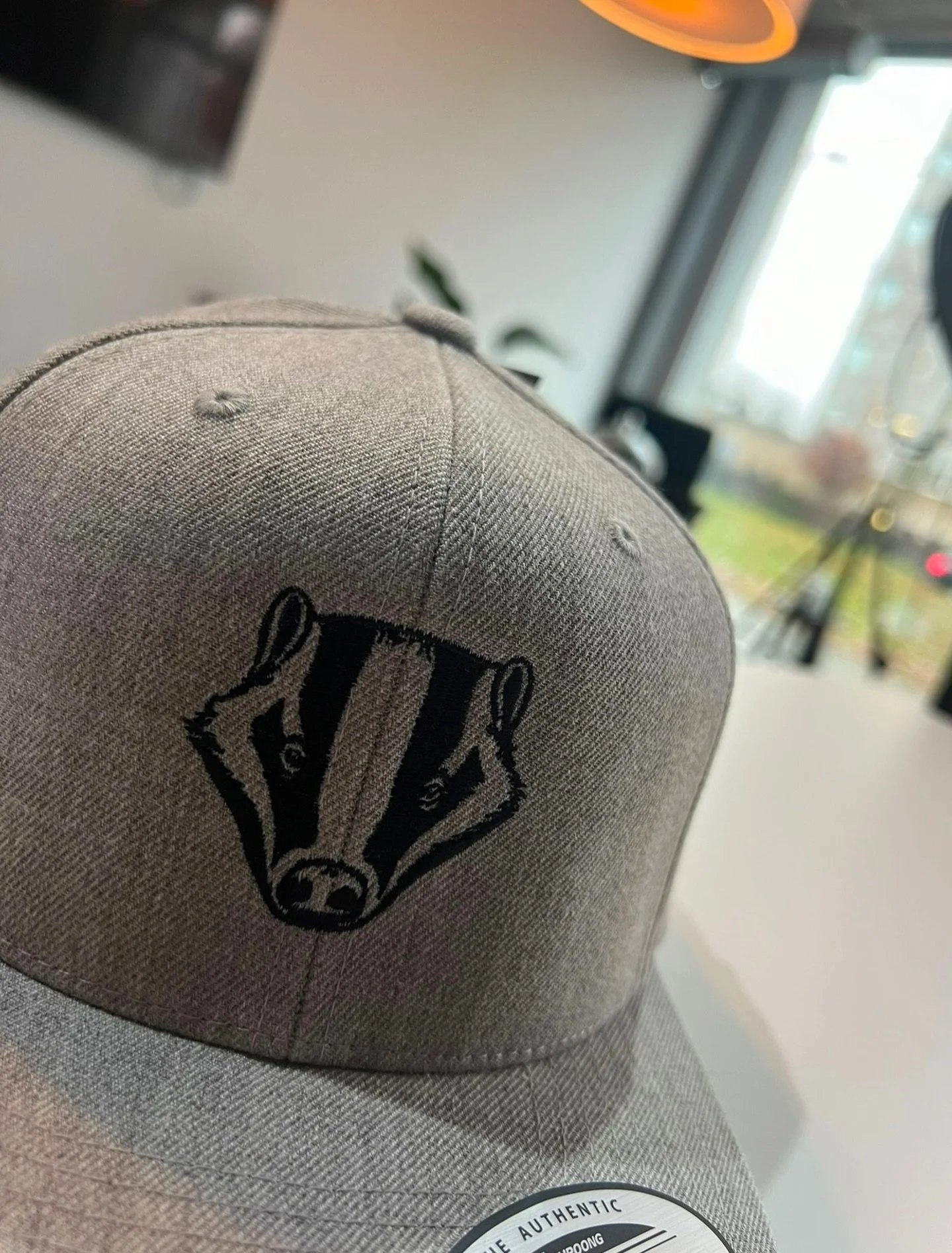 Custom Flexfit.
Eigene Stickerei.
Eigener Vibe.