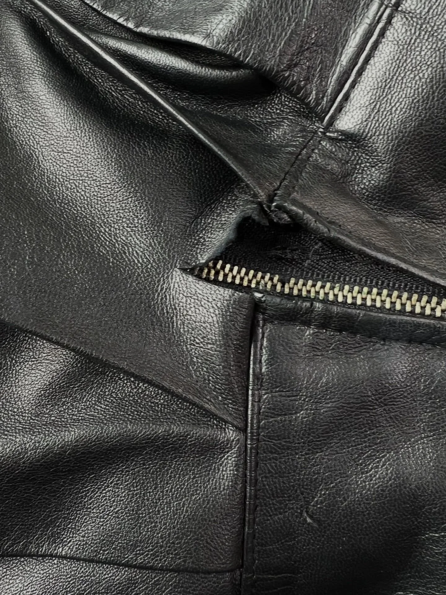 Dieses Lederst&uuml;ck wurde von uns fachm&auml;nnisch repariert und sorgf&auml;ltig aufgearbeitet. Mit viel Erfahrung, Pr&auml;zision und Liebe zum Detail bringen wir besch&auml;digtes Leder wieder in Topform &ndash; nachhaltig statt neu kaufen.

Ha