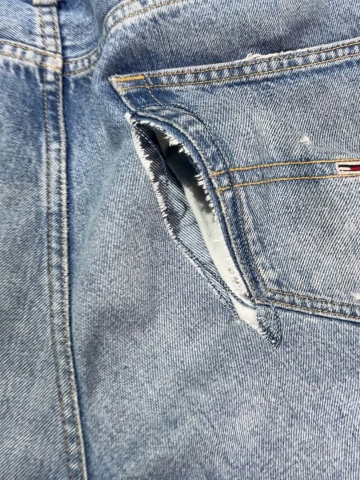 Diese Jeans hat eine zweite Chance bekommen..
Mit Liebe repariert statt ersetzt..
F&uuml;r mehr Stil und weniger Verschwendung..