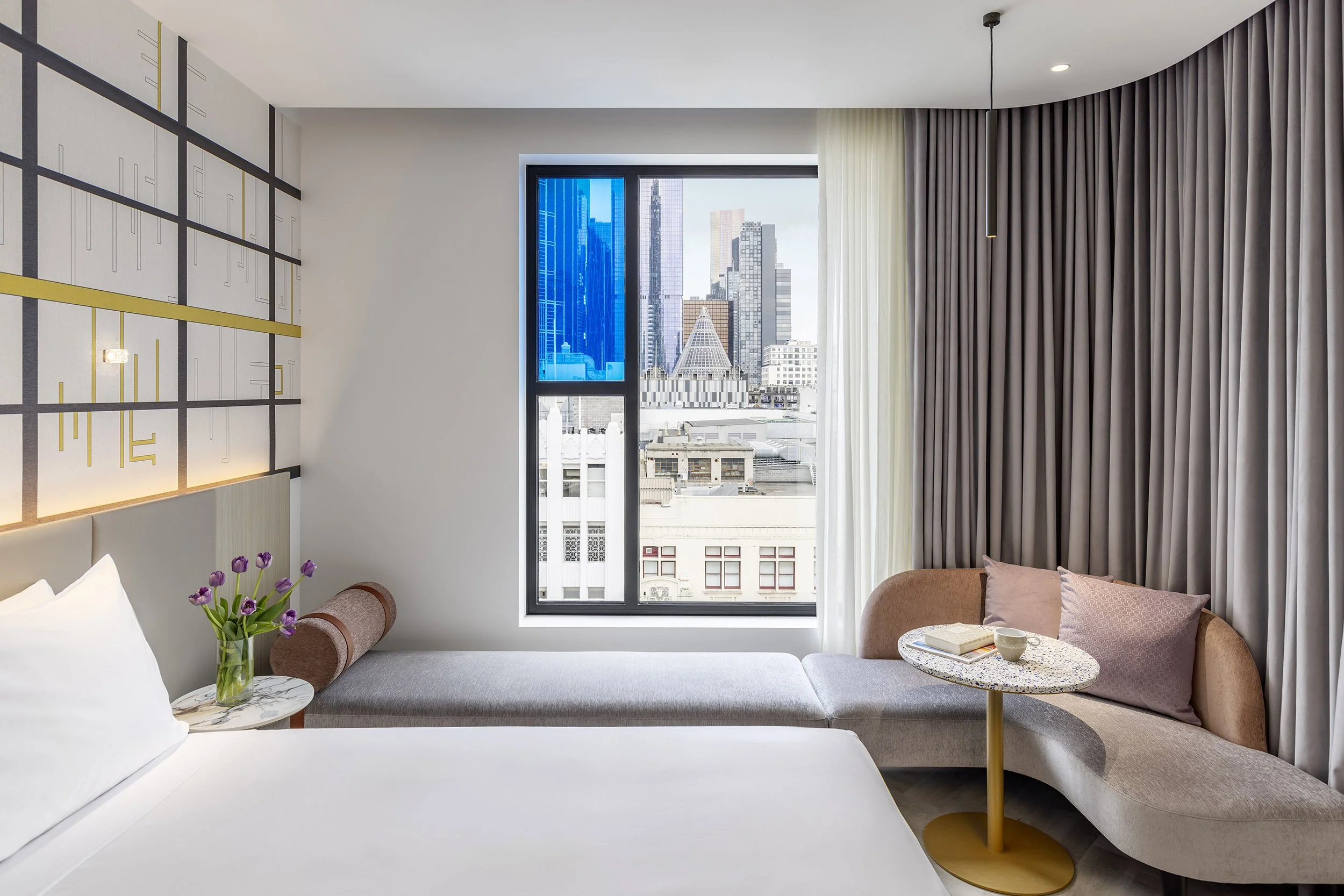 hotel-indigo-melb-littlecollins-king-standard-high-floor-city-view-rm1002-003.jpg