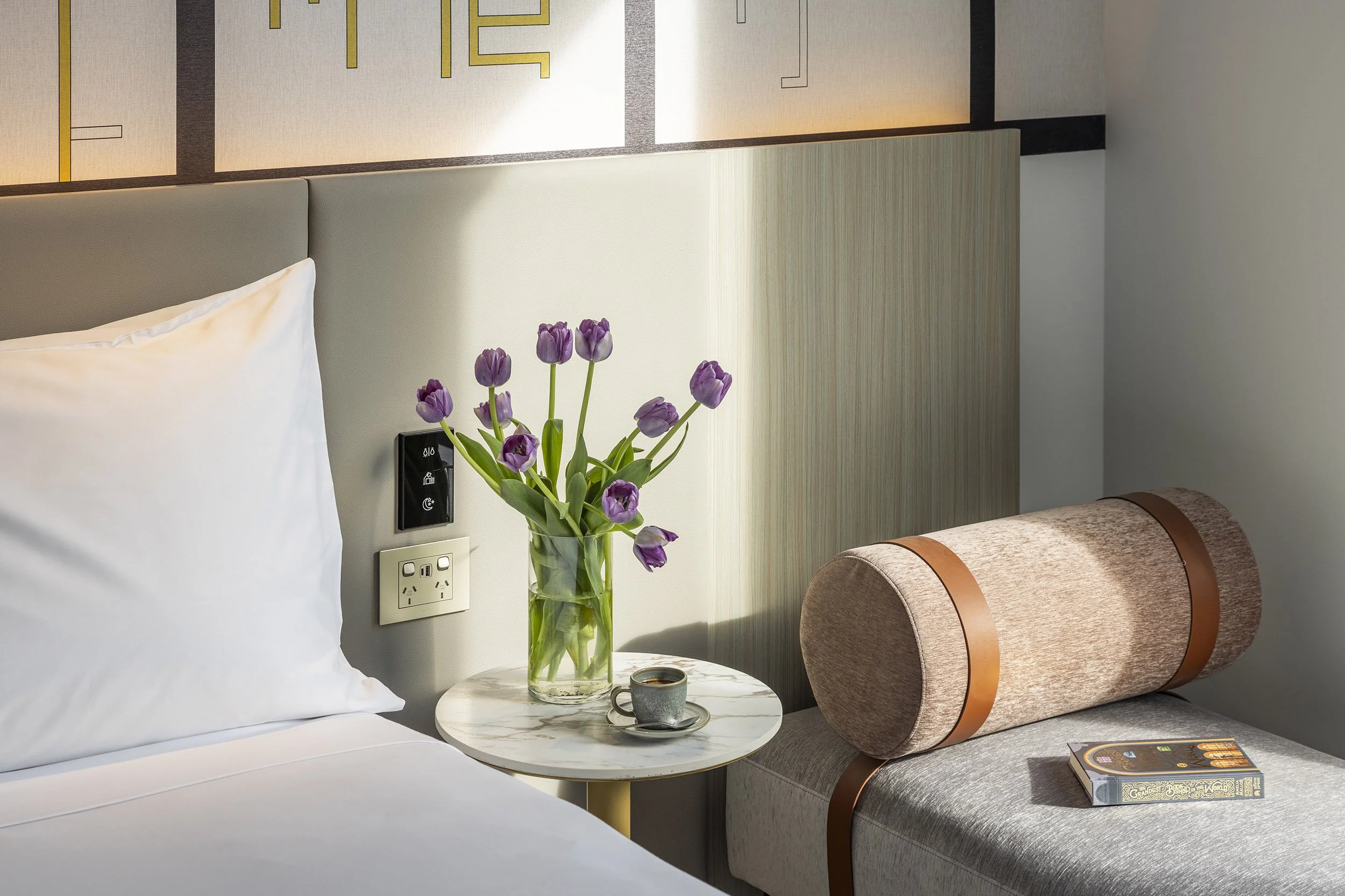 hotel-indigo-melb-littlecollins-king-standard-high-floor-city-view-rm1002-005.jpg