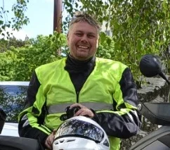 Jag heter Stefan och är utbildningsledare. Jag har varit trafiklärare i 29 år och utbildar på personbil, släp, moped, mc och lastbil. Självklart också tillhörande teoretiska utbildningar. Jag har tidigare ägt Danderyds och Tibble Trafikskola. Hit är ni hjärtligt välkomna!