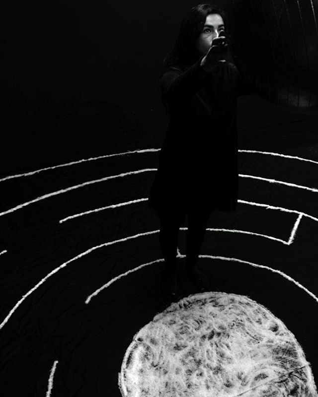 A contemplative and rather surreal atmosphere created by an insulation by Myself, @emgrimss  and @kelseymayconnor 
#finearts #contemporaryartist #contemplate #surrealism #blackandwhite #maze #salt #gold #darkness #light #dodgingandburning #black #fog