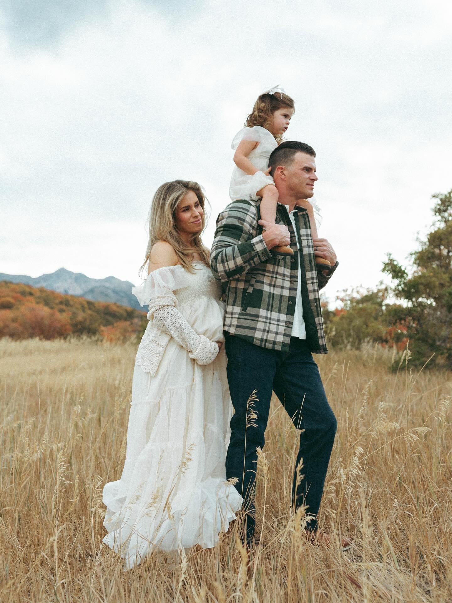 When my dear friend, Casey, shared the news that they were expecting another baby and she wanted me to photograph the announcement photos, I just about cried 😭 I had the privilege of photographing her baby announcements during her first pregnancy wi