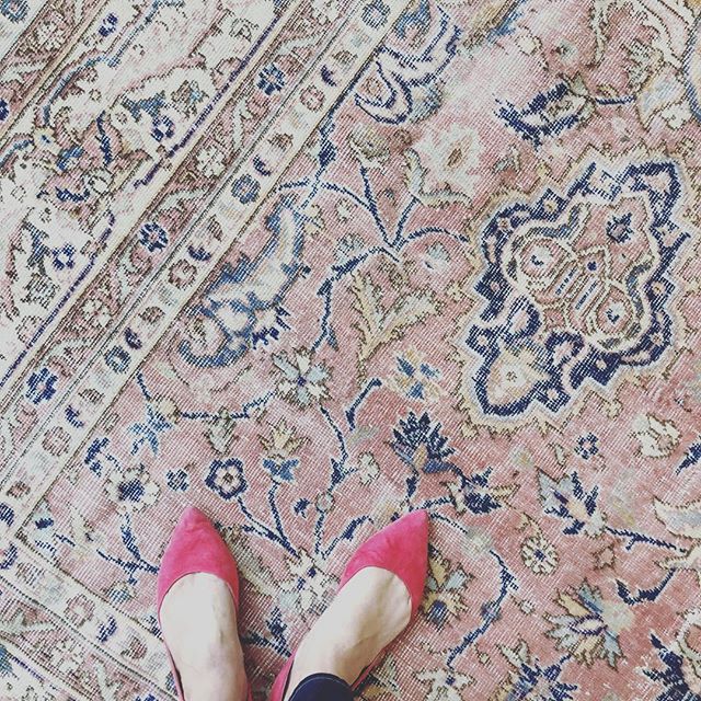 I just love a good #vintageturkishrug and a pair of pointy flats. #redsuedeshoes #annaliinteriors #nashvilledesigner