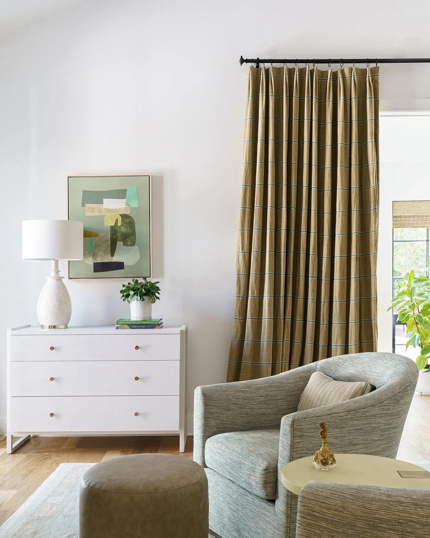 Thankful for a calm + soft spot to land at the end of a busy week. 

Praying for all those affected by the recent tropical storms.

✨🩵🙏🏼

Interior design: @mcleandesigns 
Design assist: @cassidyannflip 
Photos: @collinooo 

#annaliinteriors
#nashv