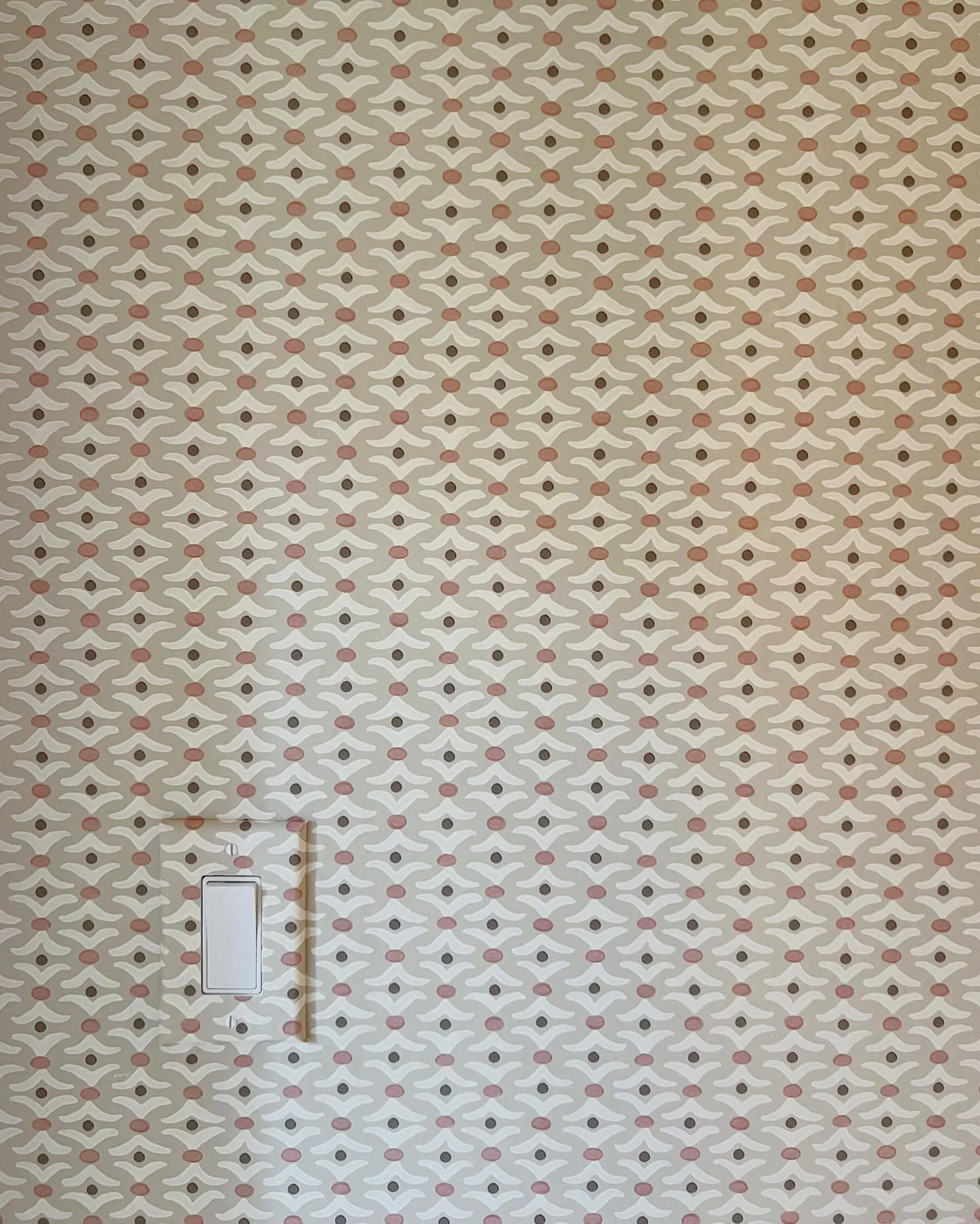 Thankful for the start of another busy week, for my family and friends who are by my side through all the chaos, and for wallpaper covered light switches.

🫶🏼💥🙏🏼