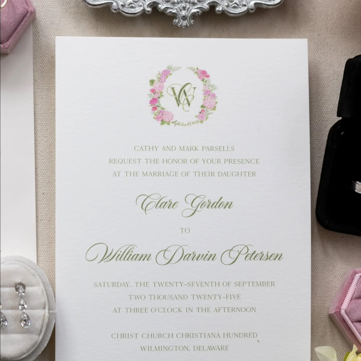 ✨️Clare &amp; Will's custom watercolor crest included pops of magenta and pink dahlias, roses and hydrangeas surrounding their monogram and wedding date. 

💌@whimsygreenville beautifully incorporated the crest on their wedding invitation suite, menu