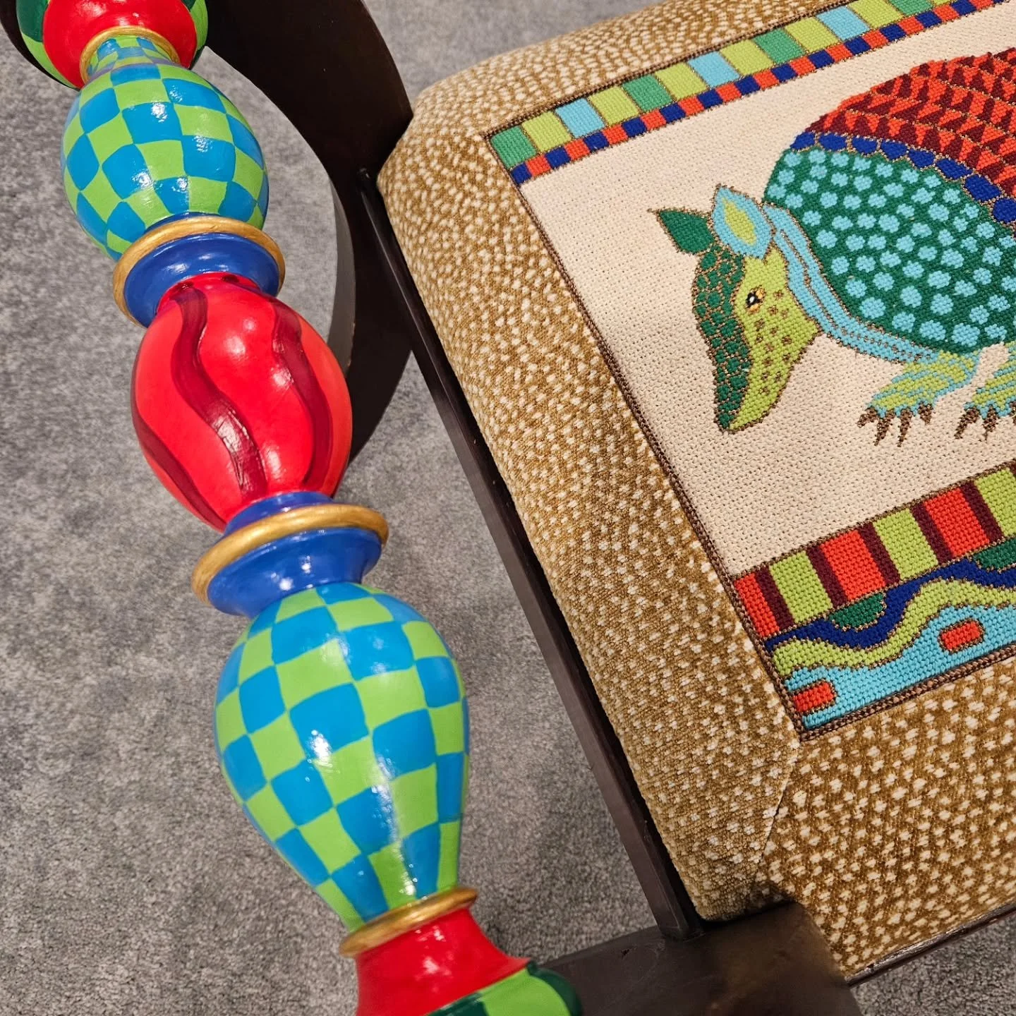 Some hand-painted patterns to coordinate with this needlepoint armadillo + chenille fabric bench...
.
.
#handpainted #bench #decorativepainter #pattern #armadillo