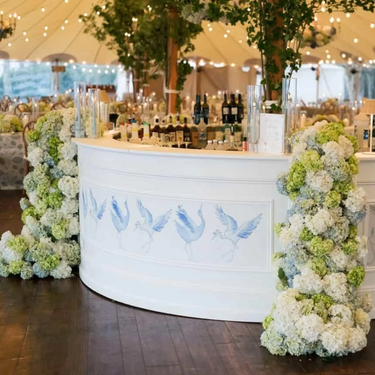 ✨️Dancing cranes adorn this stunning round bar and these playful menus at K&amp;N's exquisite Cape Cod wedding in June. 
Thank you @thepinkpolkadotcapecod💌 and @kate_mecke👰&zwj;♀for collaborating on this whimsical artwork!

design, planning + produ