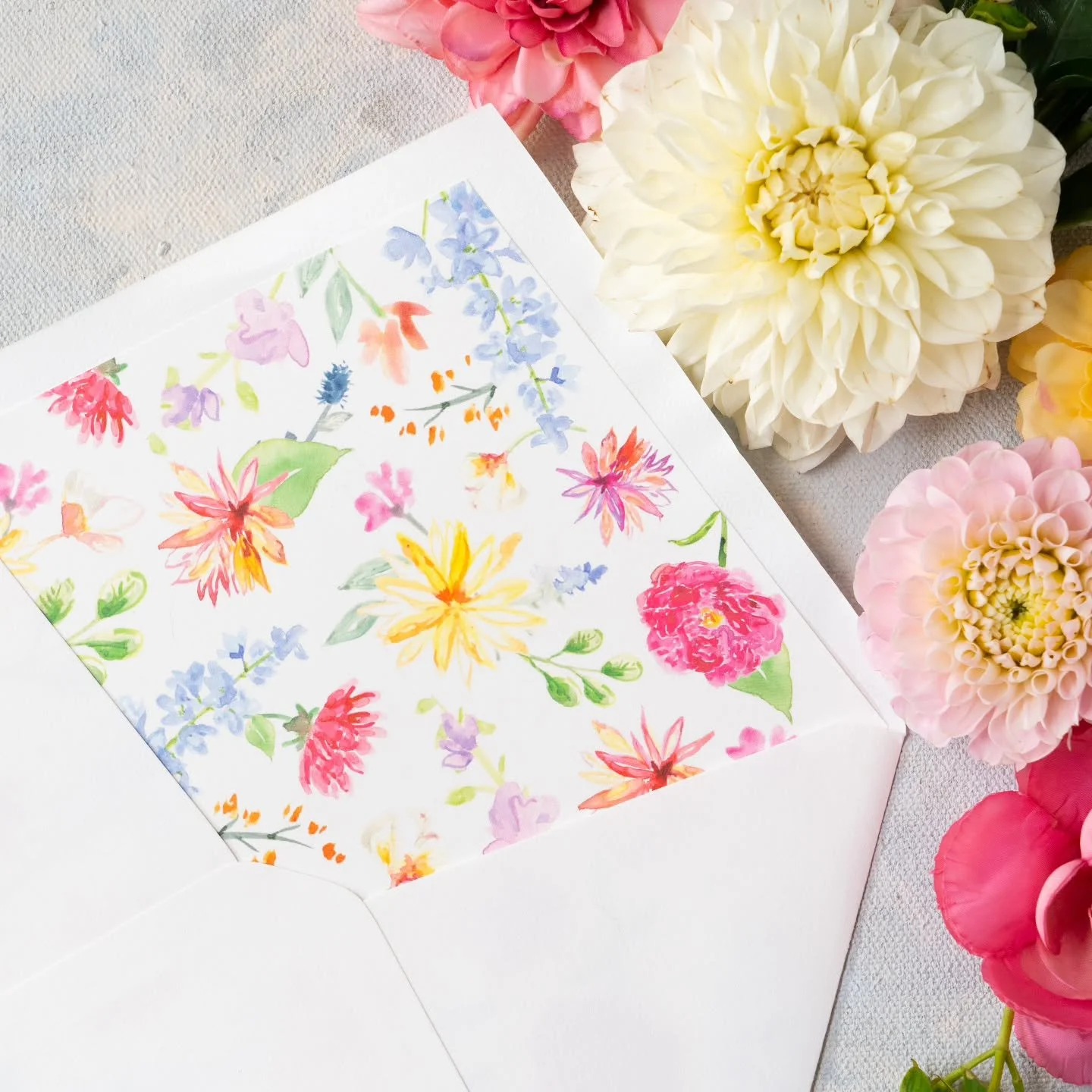 Dreaming of warmer weather with this punch of color🌸🌿...
Wedding invitation 💌 graphic design @prettyinprintct
Photography 📸 @peterson.design.photo 

#handpaintedflowers #watercolor #linerart #weddinginvitationartwork #wildflowers