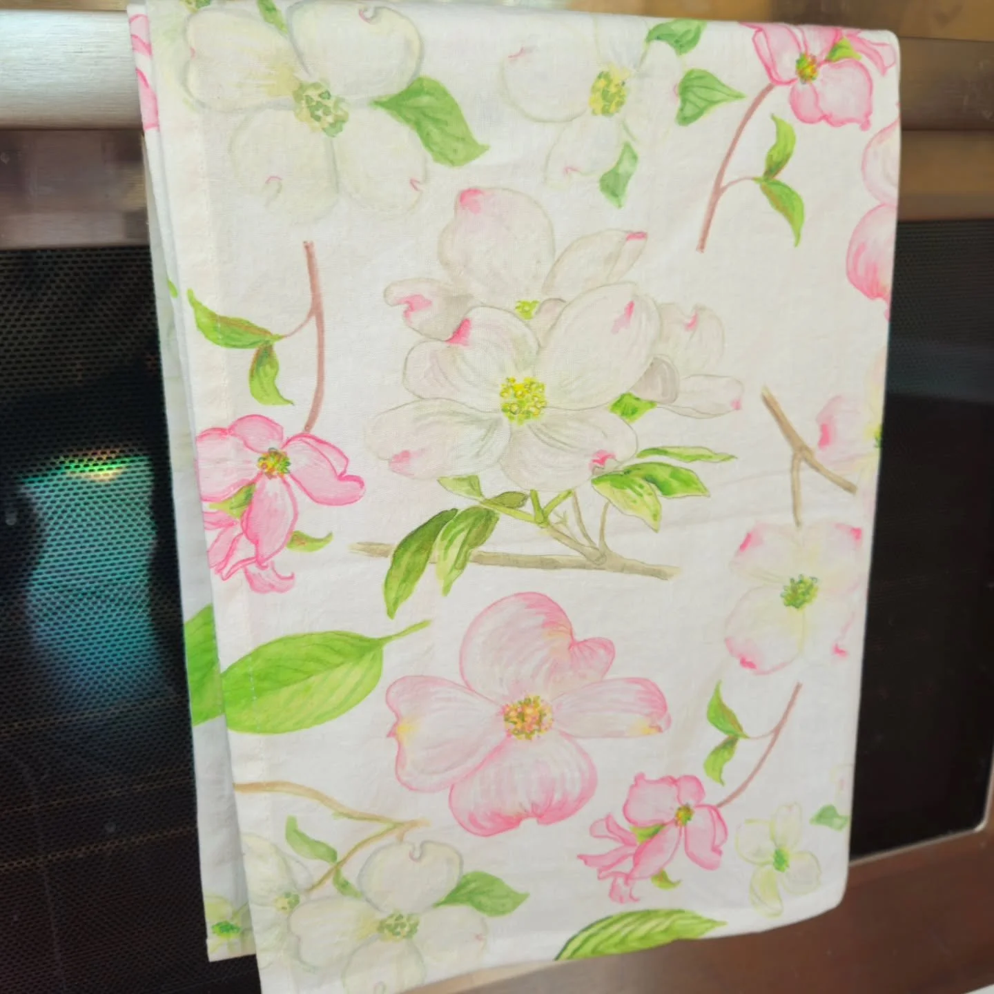 Ahhhh, spring!  Brighten your kitchen with a fresh, dogwood tea towel! 100% cotton.
DM for details🌱
.
.
#handpainted #botanicalillustration #watercolor #teatowel #dogwood