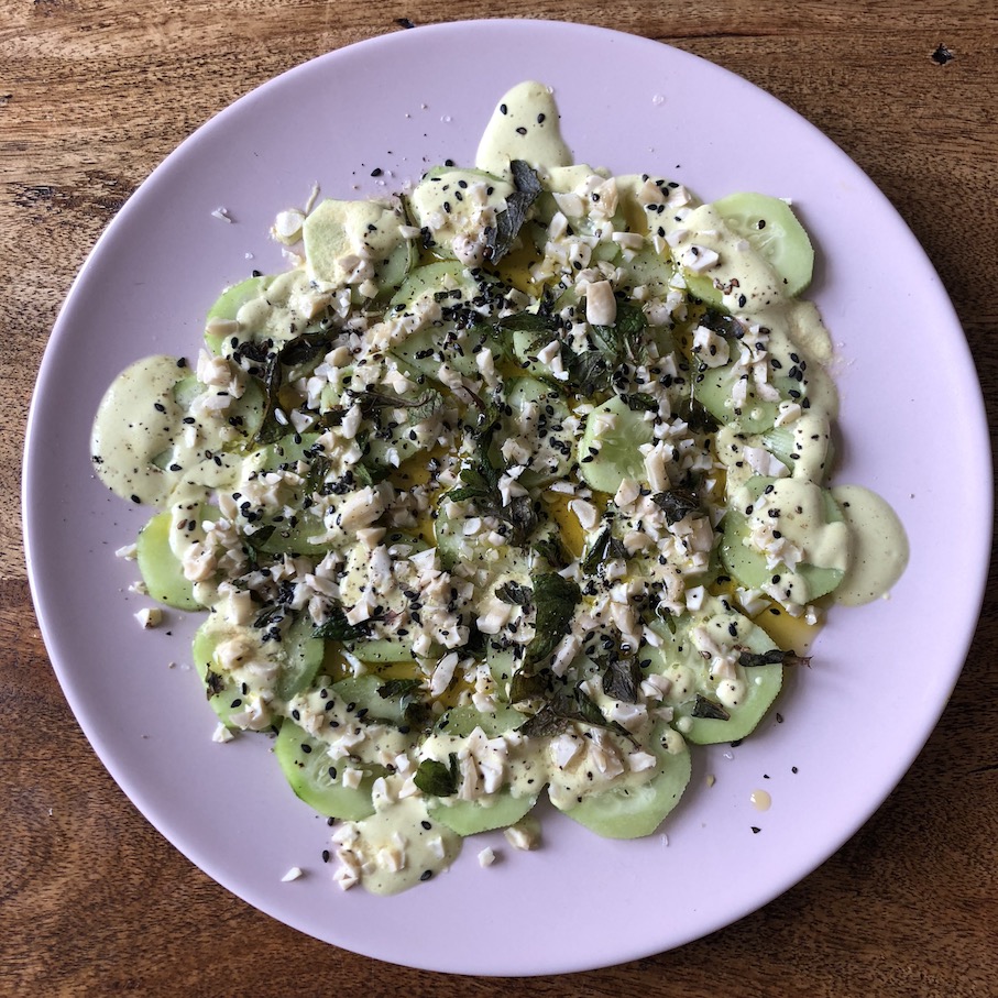 Ensalada de pepino con emulsión al curry