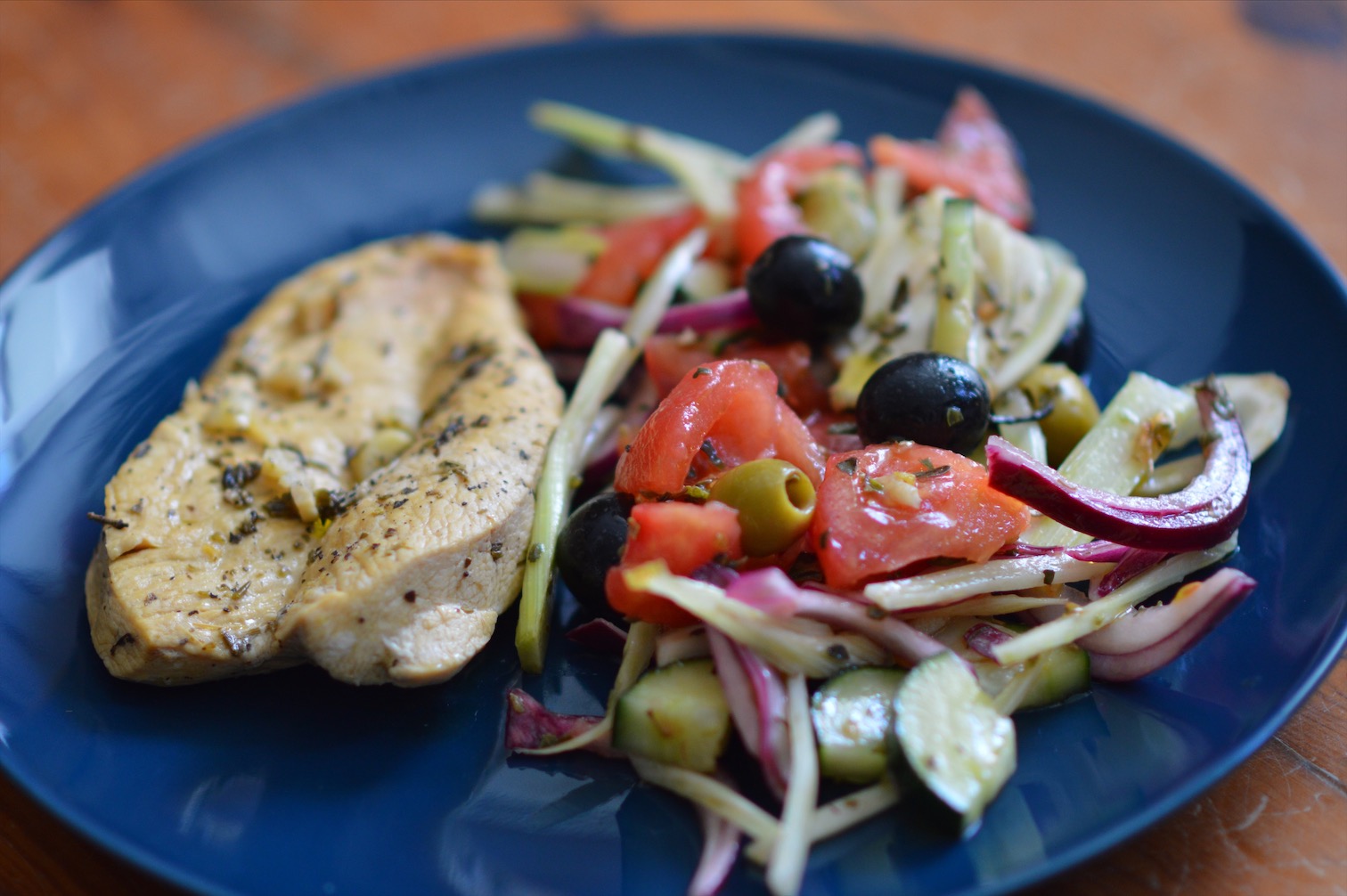 Ensalada griega con pollo al limón