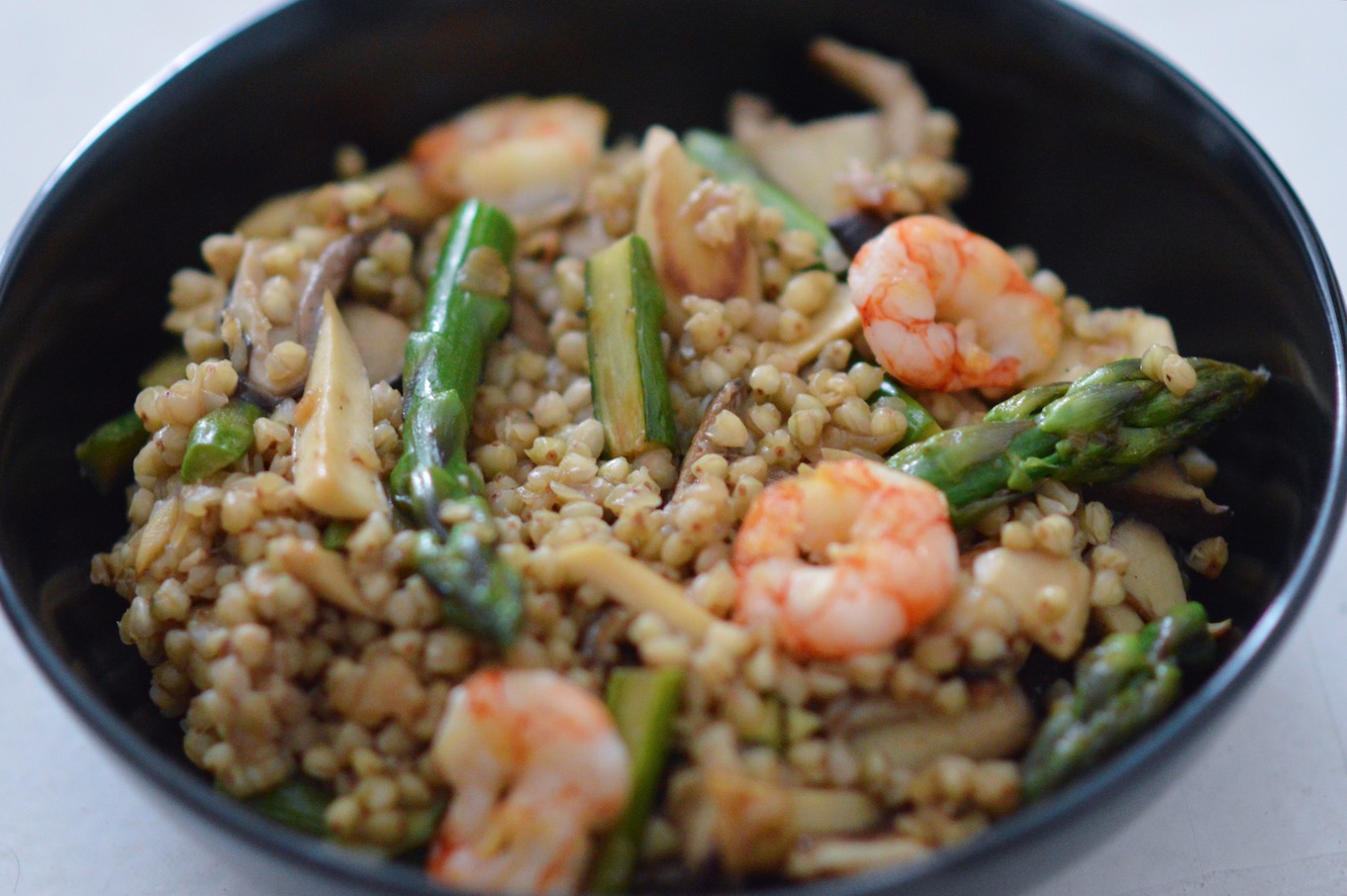 Sarraceno salteado con gambas y trigueros