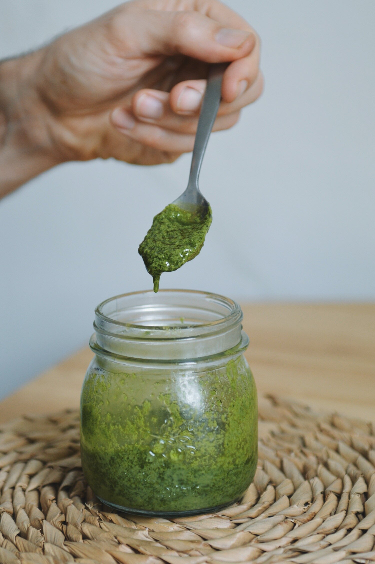 Ketopesto de aguacate y albahaca sin lácteos