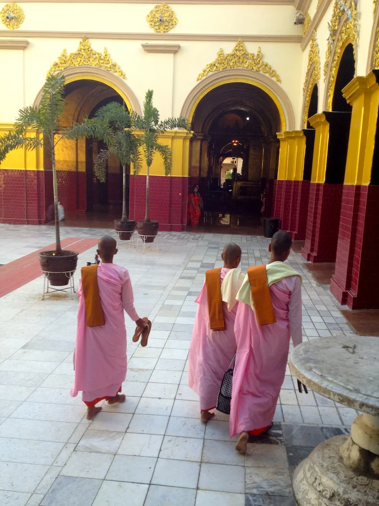 myanmar_mandalay_maha-myat-muni-paya-pink-nuns (1).jpg