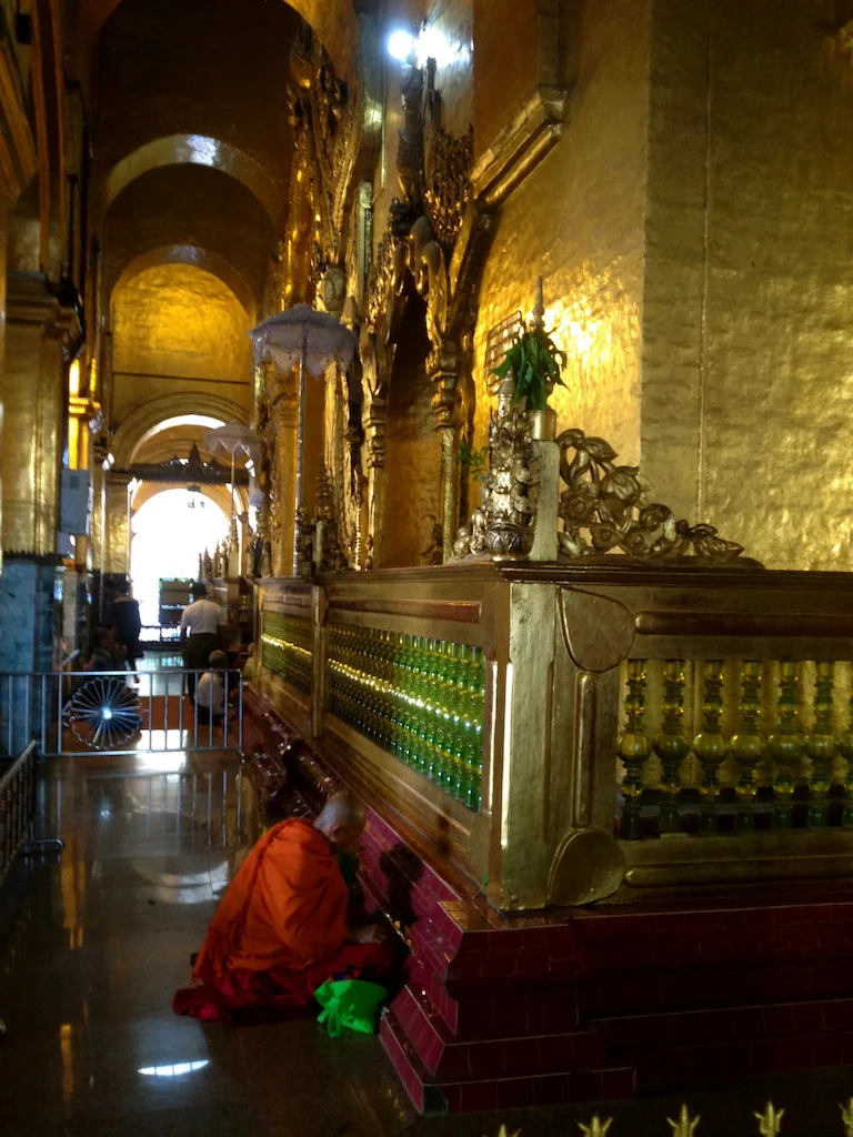 myanmar_mandalay_maha-myat-muni-paya-praying-monk.jpg