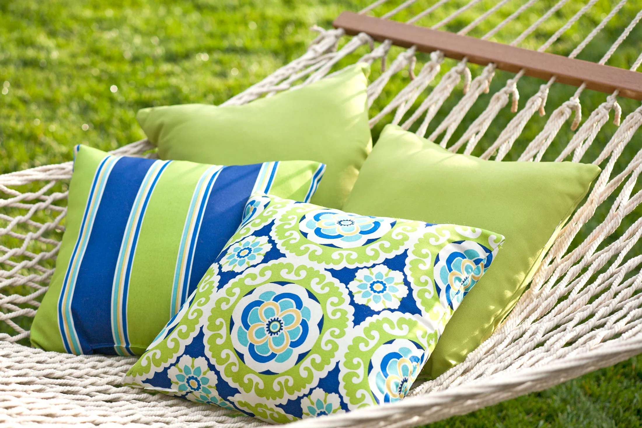 outdoor_pillows_hammock_p16-17_001.jpg