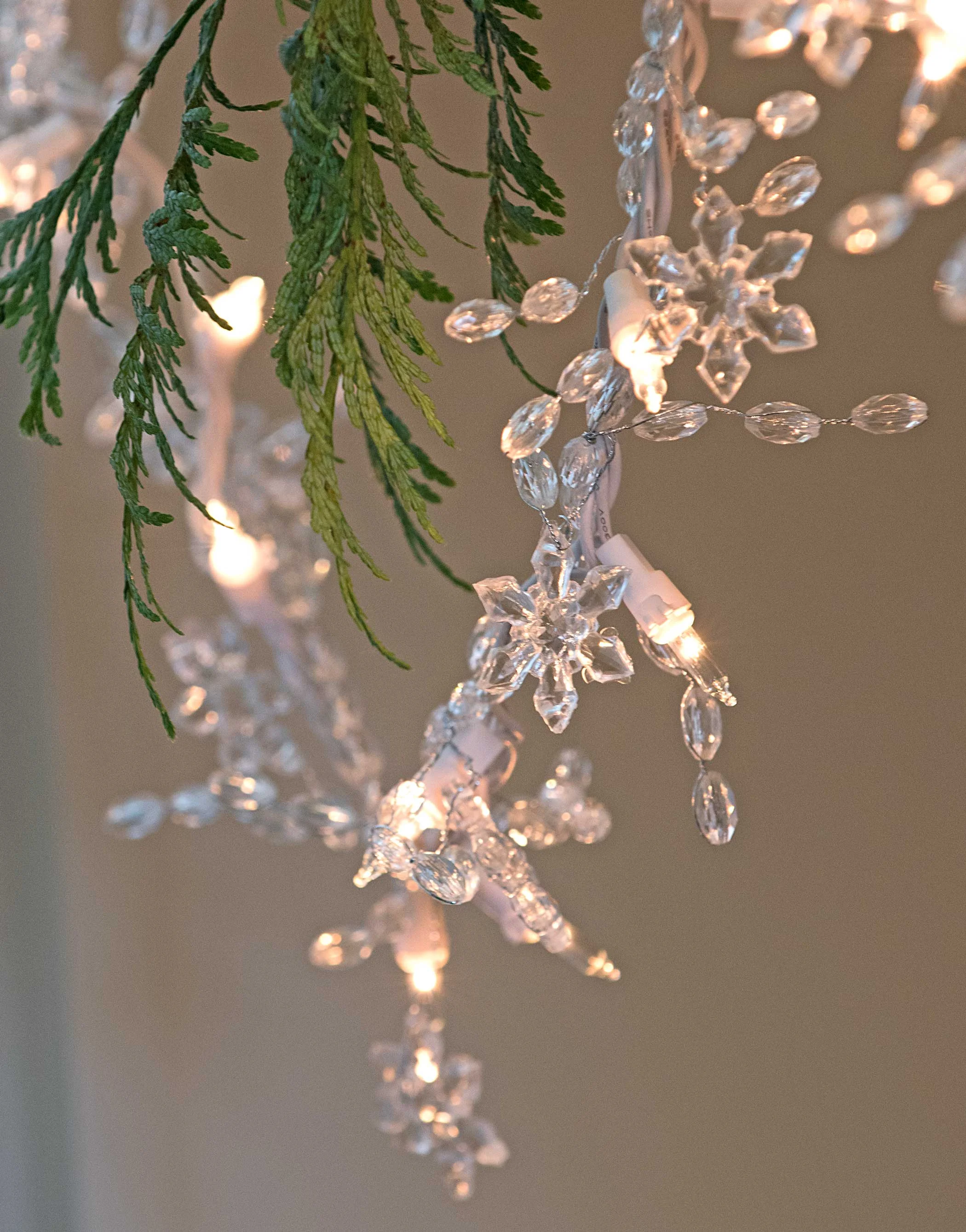 p7_beaded_snowflake_light_detail.jpg