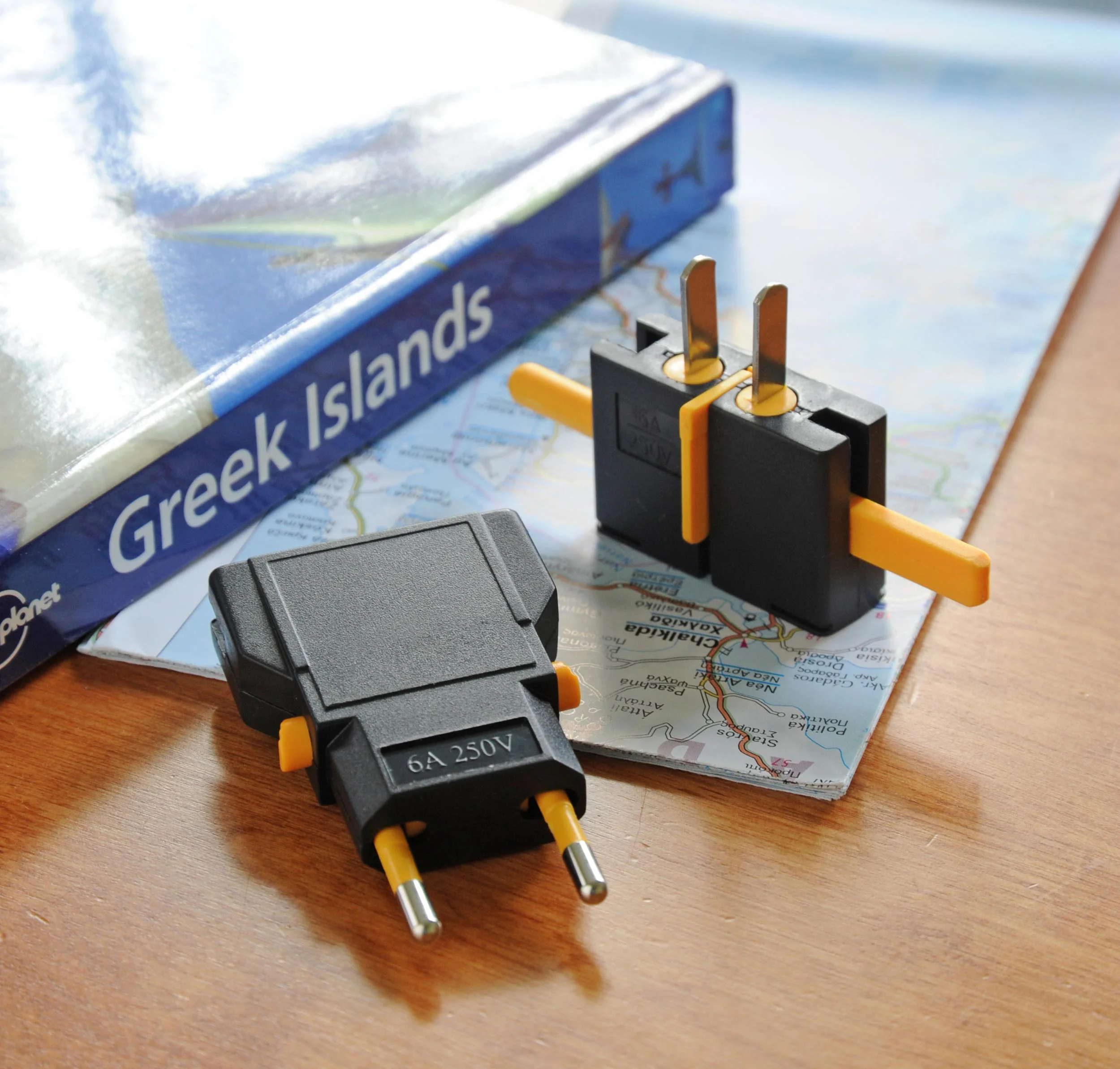universal_travel_adapter.jpg