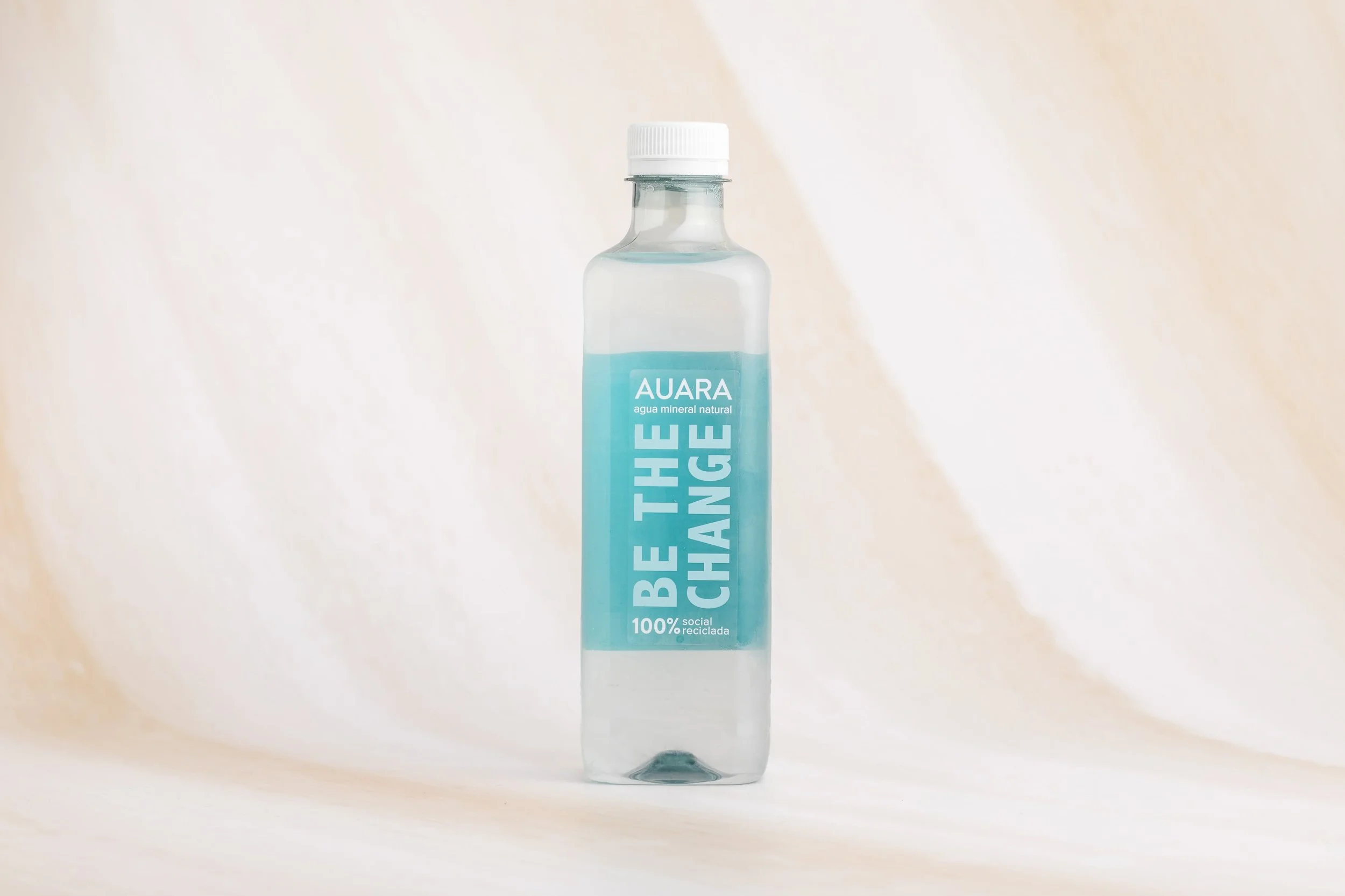 ALOHA POKÉ &amp; AUARA: CAMBIANDO EL MUNDO CON BOTELLAS DE AGUA