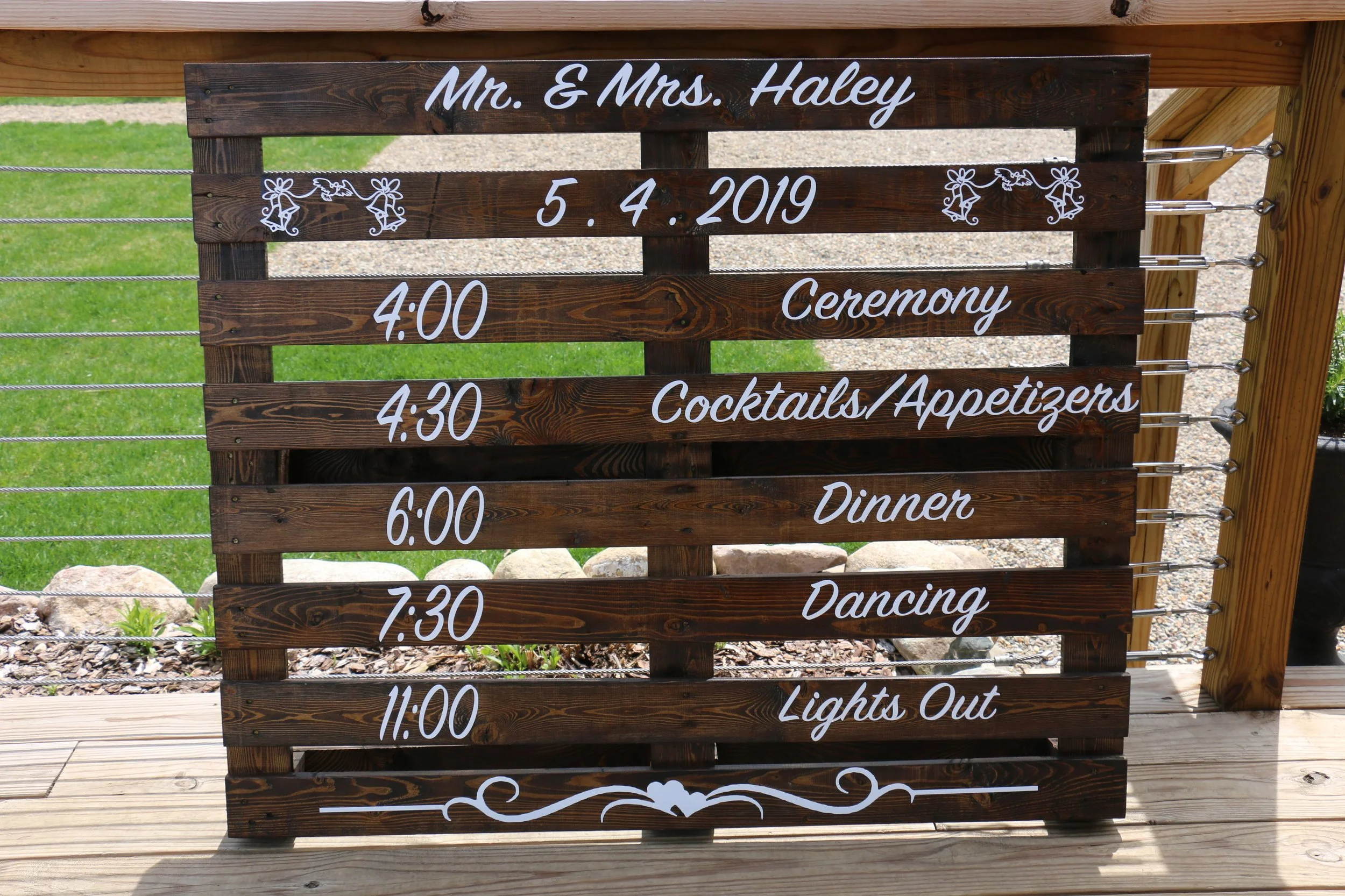 Pallet signs welcomed guests and guided them through the wedding day.