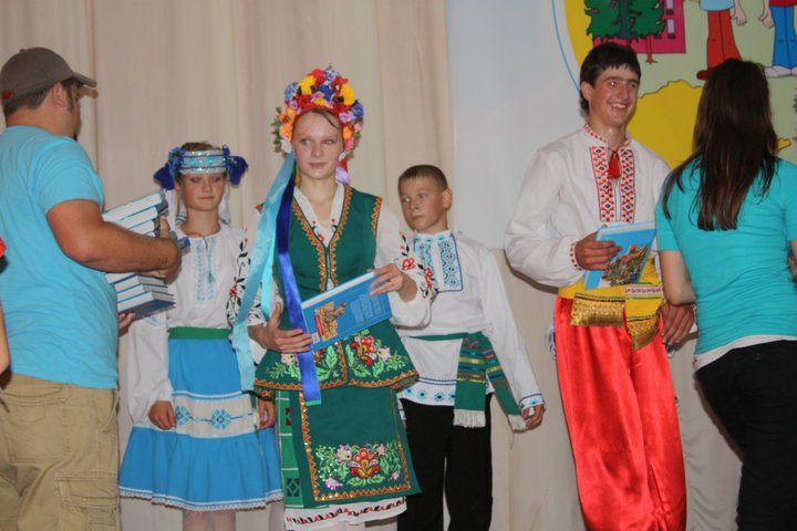 Dancers in Ukraine are presented Bibles