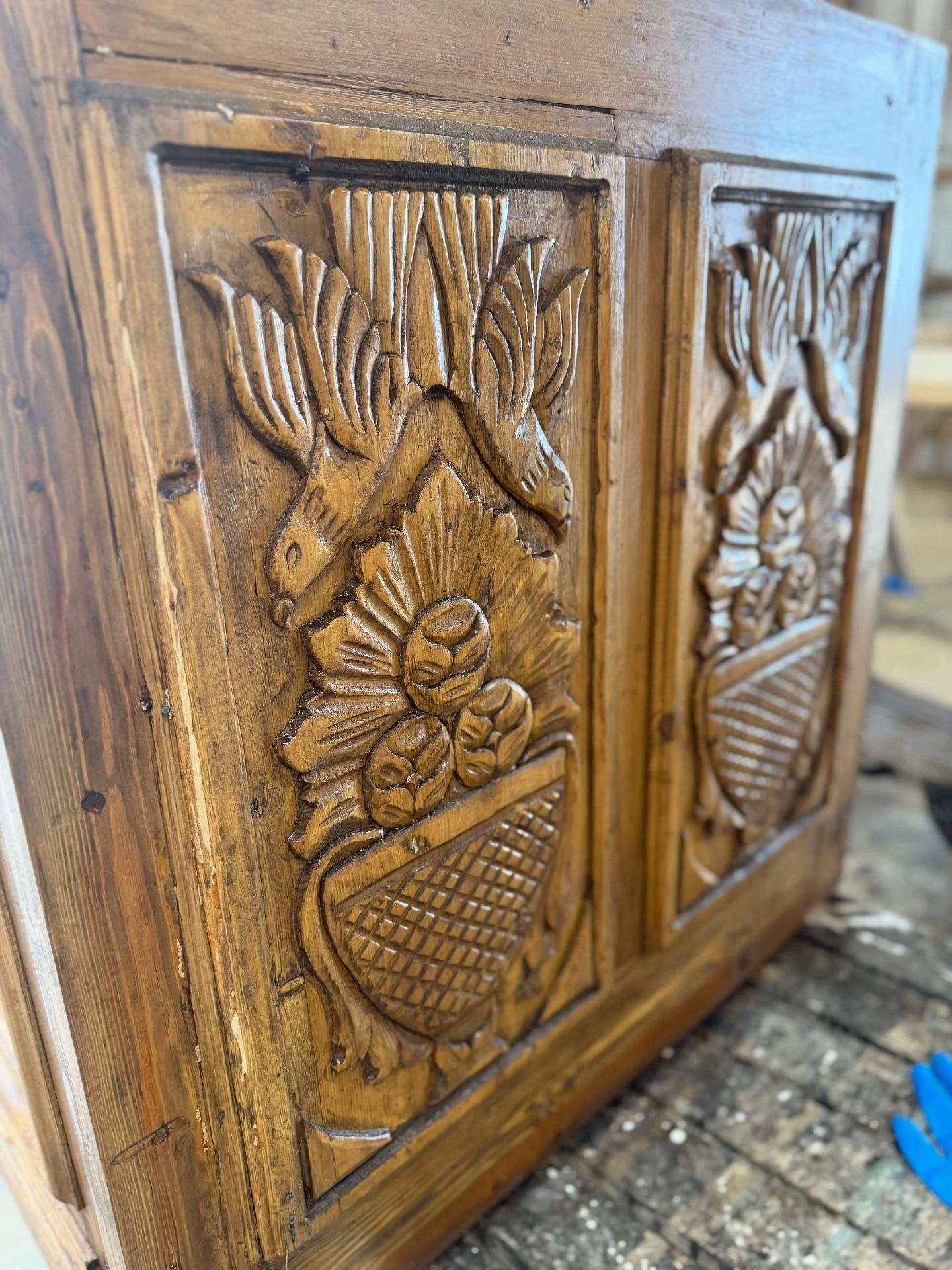 ✨Giving new life to old architecturals is our specialty. We love the hand-carved details being repurposed on this custom island. ✨

#birdsofafeather #architectural #antiques #frenchantiques #frenchdoors