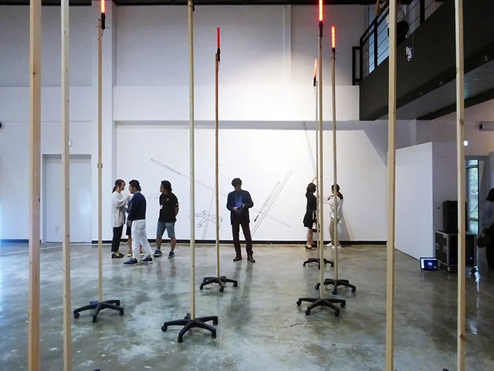 Mistranslation #2 , installation et mural, matériaux mixtes, exposition "Point it", Hongti Art Center, Busan, Corée du Sud, 2016