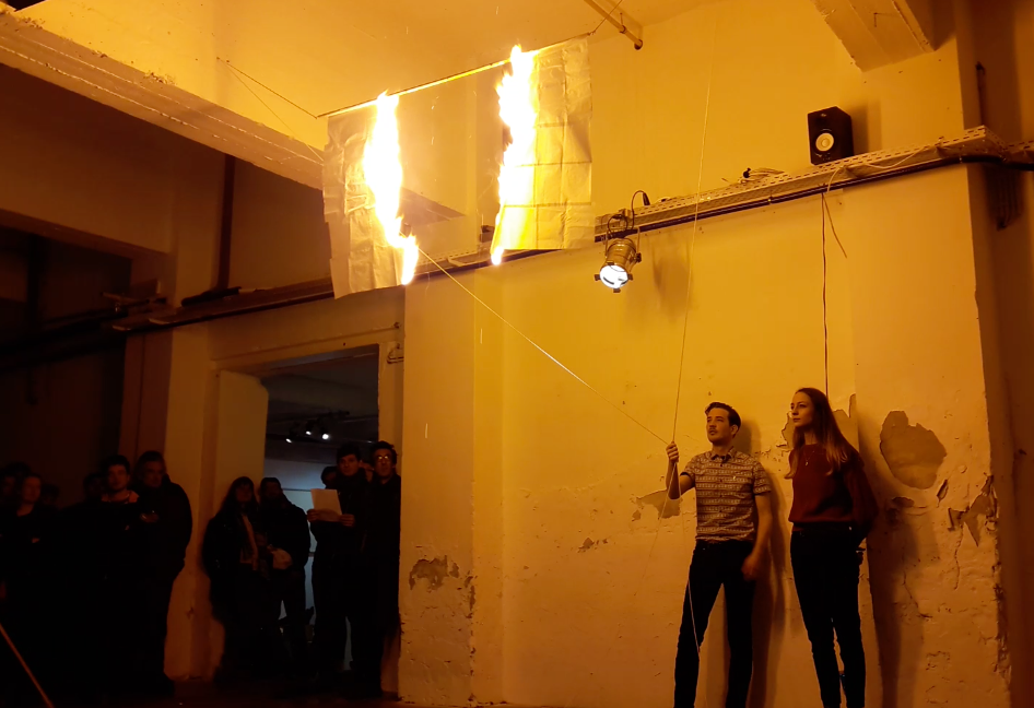 Flash , 2017, Performance en collaboration avec Camille Coléon réalisée dans le cadre de l'exposition SHELTERS. Organisée par le collectif : La Montagne, Bruxelles, Belgique