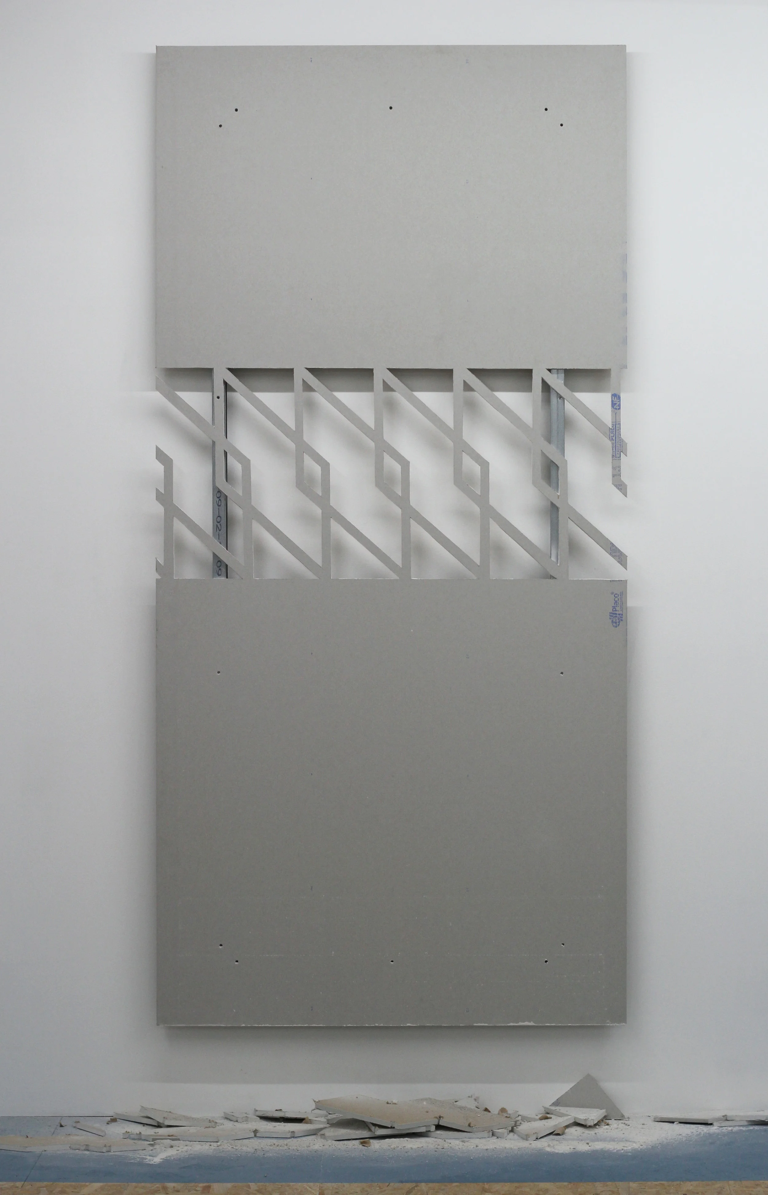 Hugues Loinard, GRVN#3 , 2018, plaque de plâtre échancrée, montants en acier, 120x250cm, Galerie Marchepied
