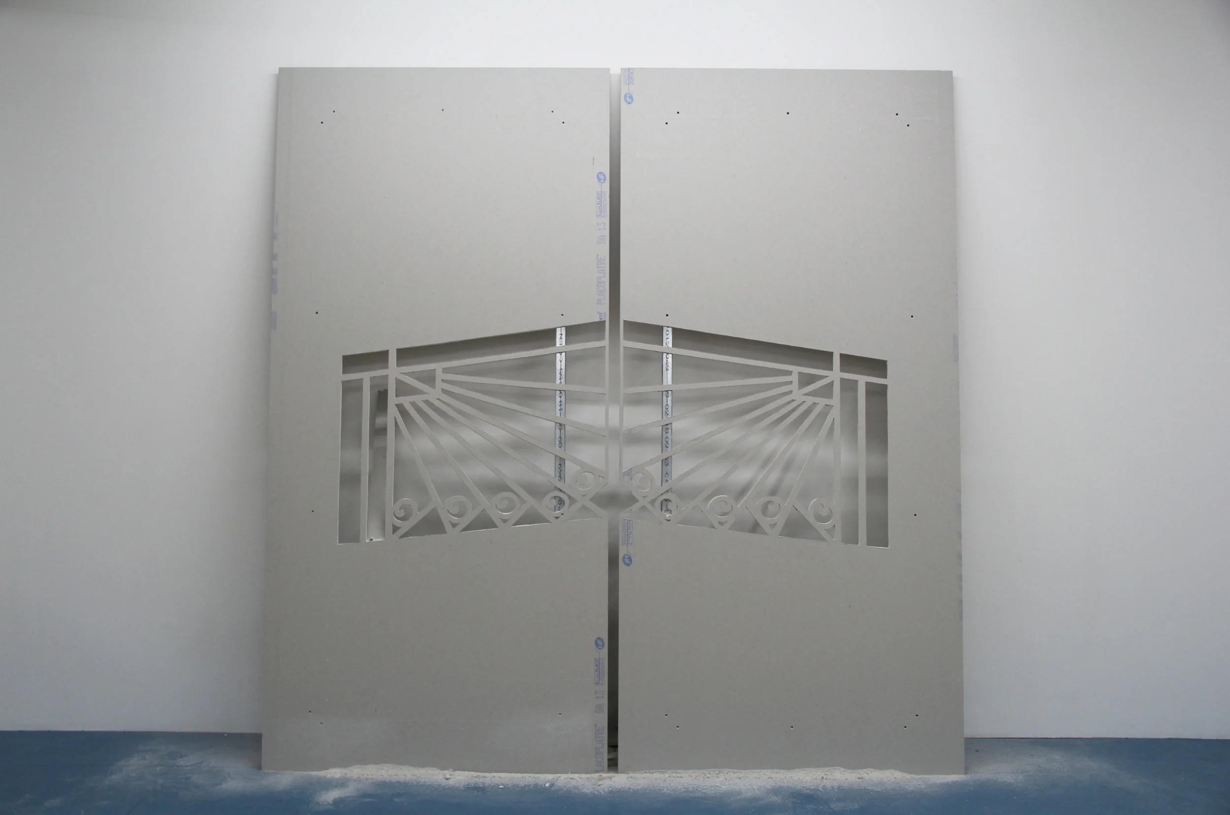 Hugues Loinard, GRVN#4 (dyptique), 2018, plaque de plâtre échancrée, montants en acier, 240x250cm