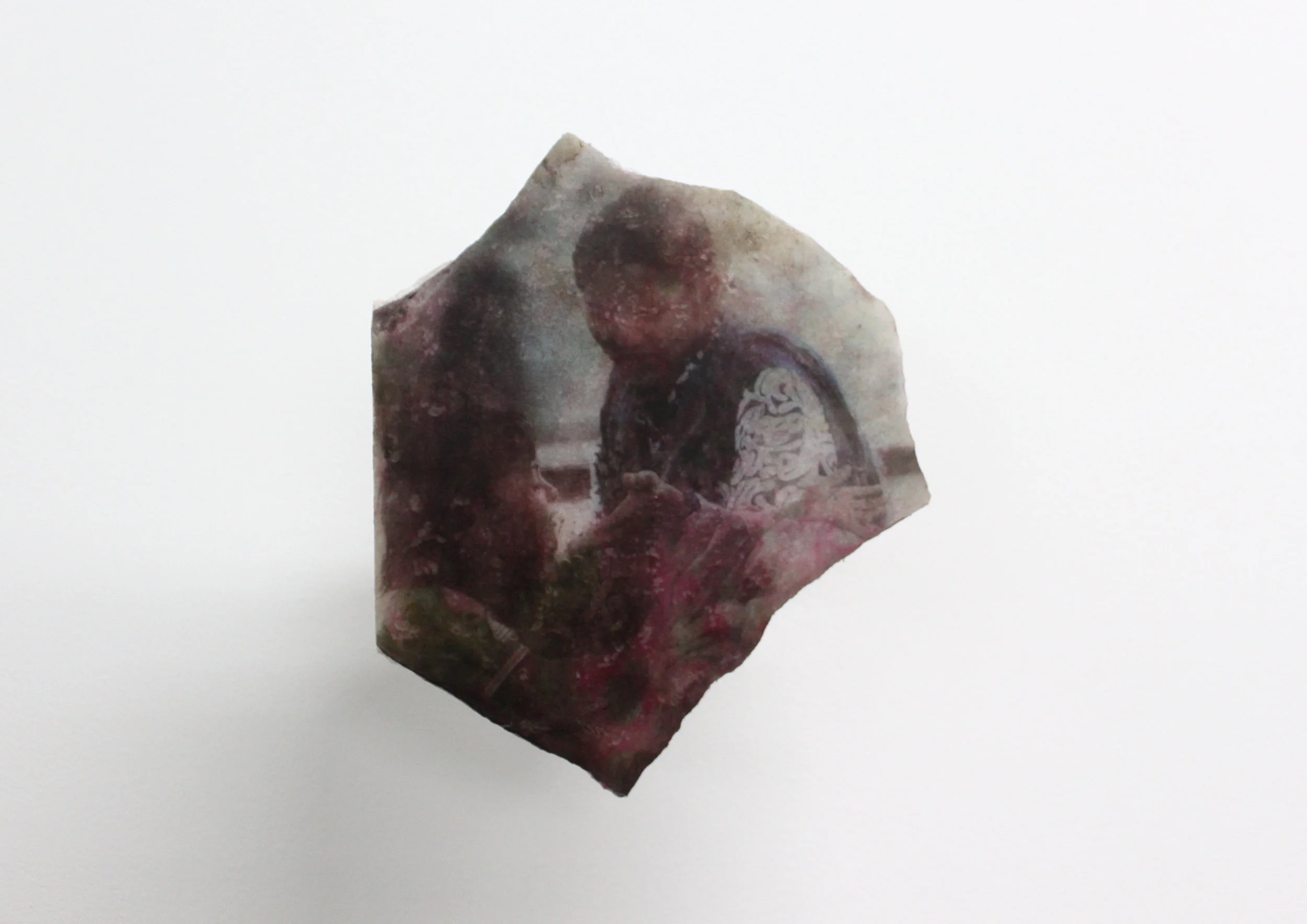Edouard Burgeat, L’inde en quelques pierres, 2018, Photographie argentique transférée sur marbre, Mahim junction