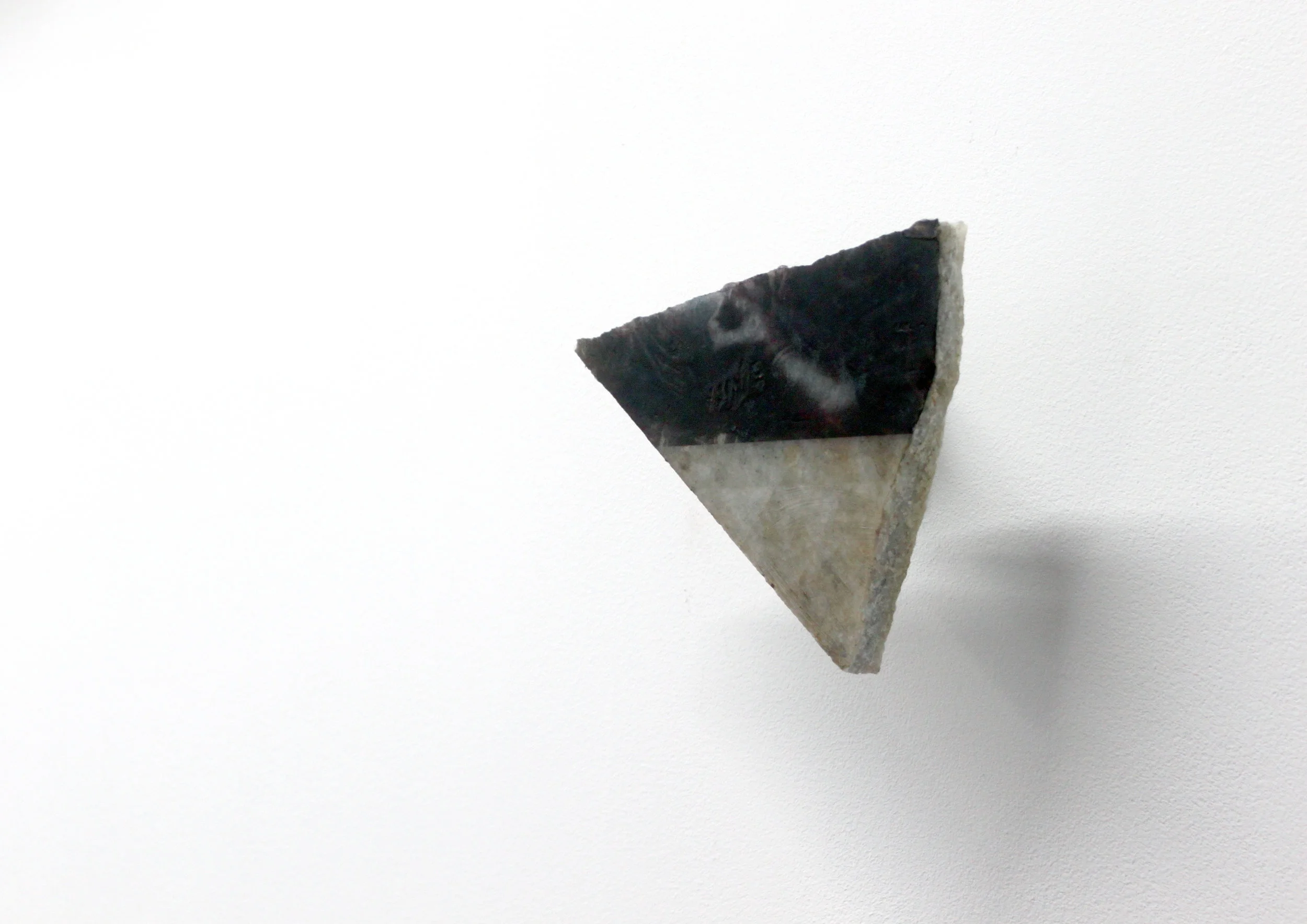 Edouard Burgeat, L’inde en quelques pierres, 2018, Photographie argentique transférée sur marbre, Hand