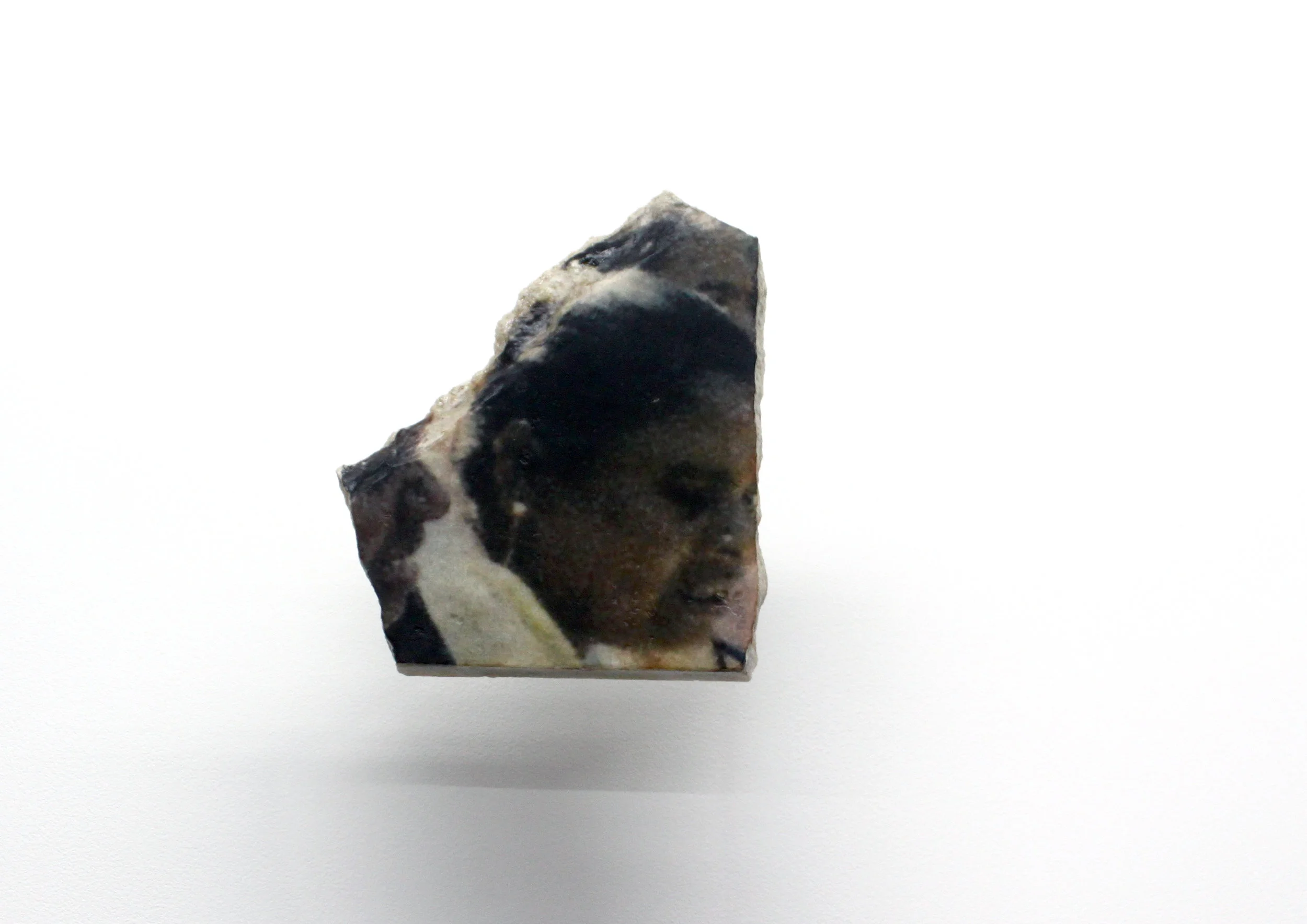 Edouard Burgeat, L’inde en quelques pierres, 2018, Photographie argentique transférée sur marbre, Fish market