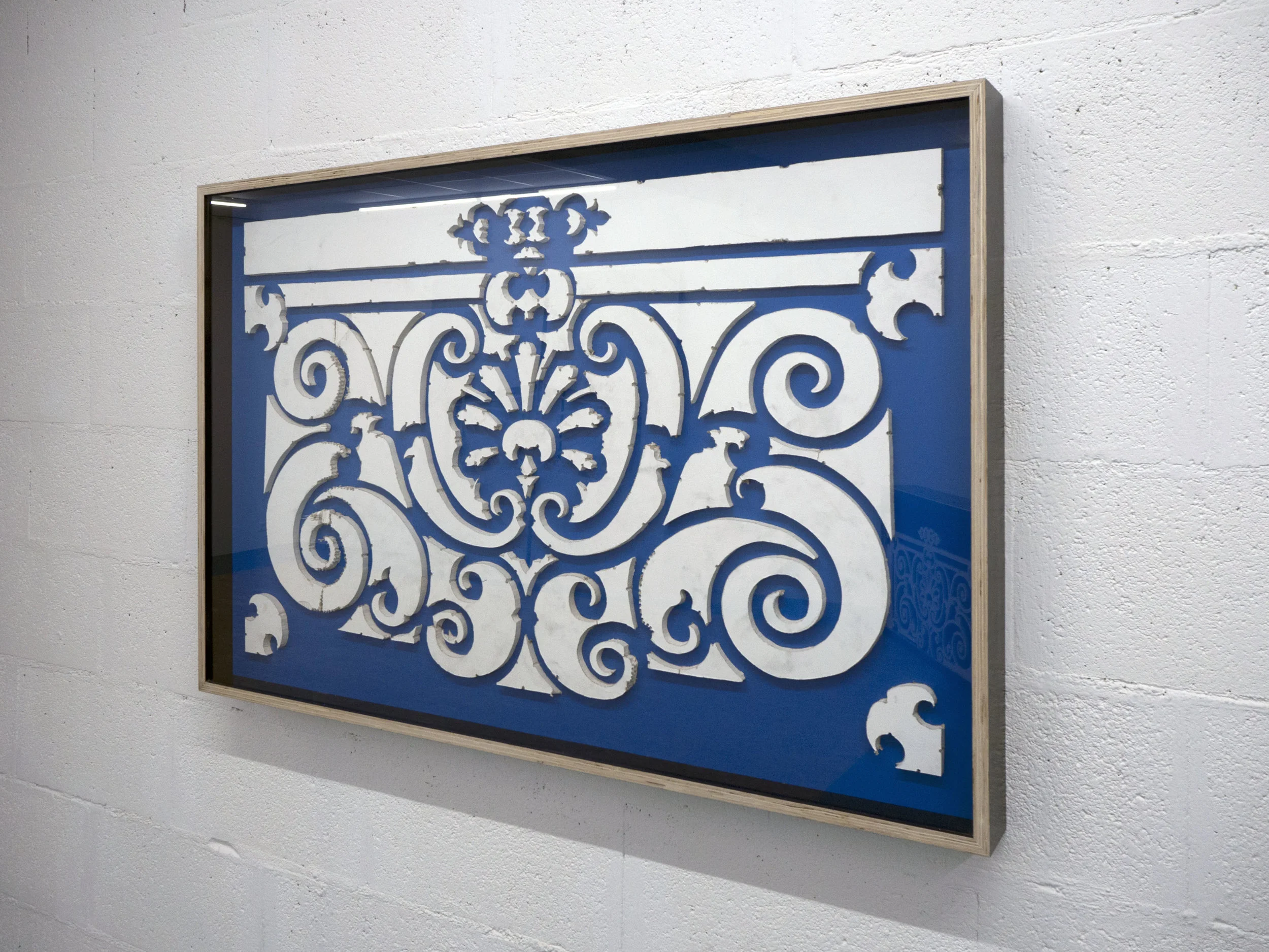 Hugues Loinard, Quelque chose dont j'ai eu conscience mais que j'ai oublié depuis (Négatif), 2017/2018, chutes de plâtres sous caisson de verre, 137x9x88cm