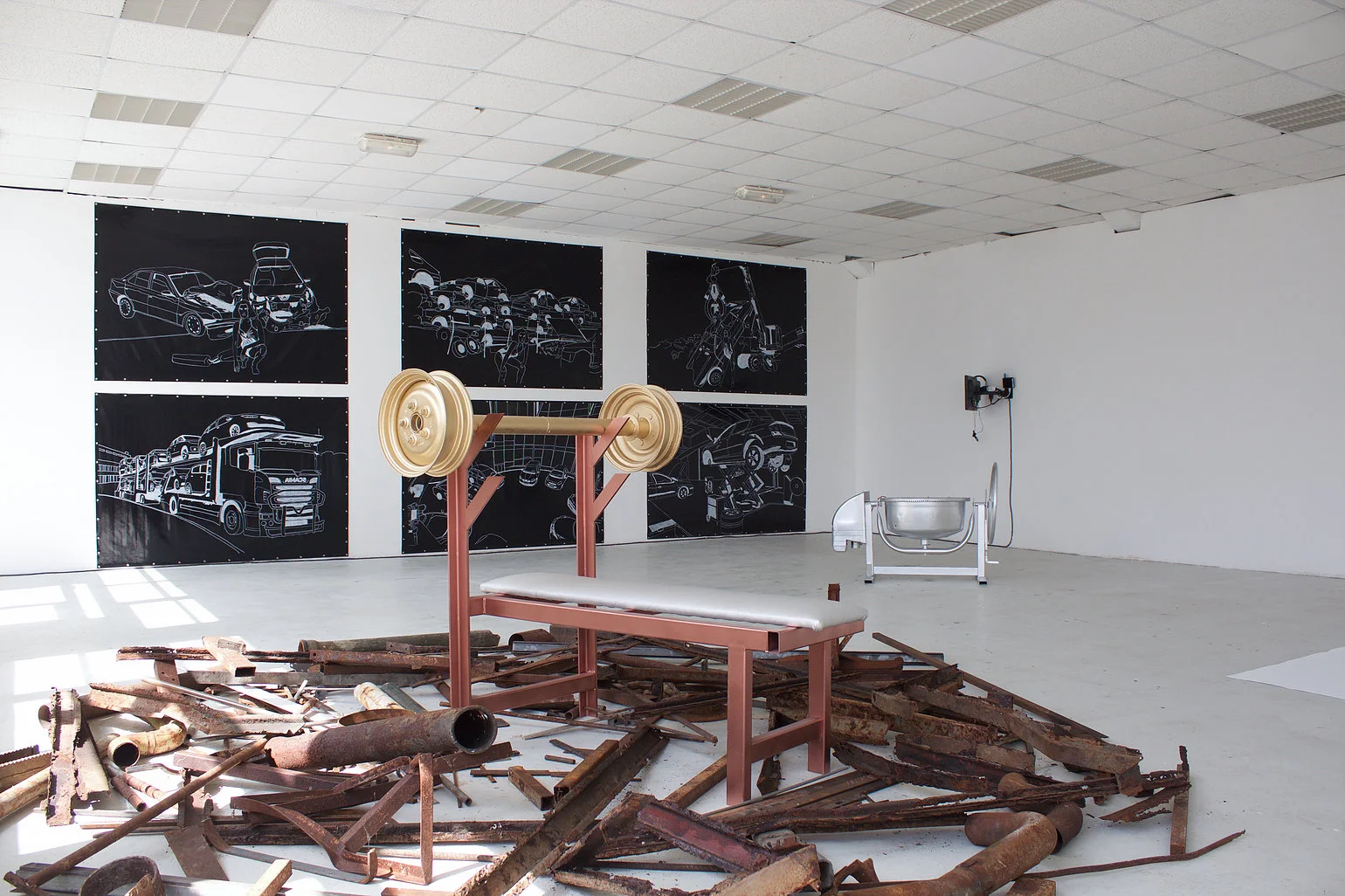 Pauline Gompertz, Pumping Iron, Installation casse ostentatoire, métaux divers, 2016